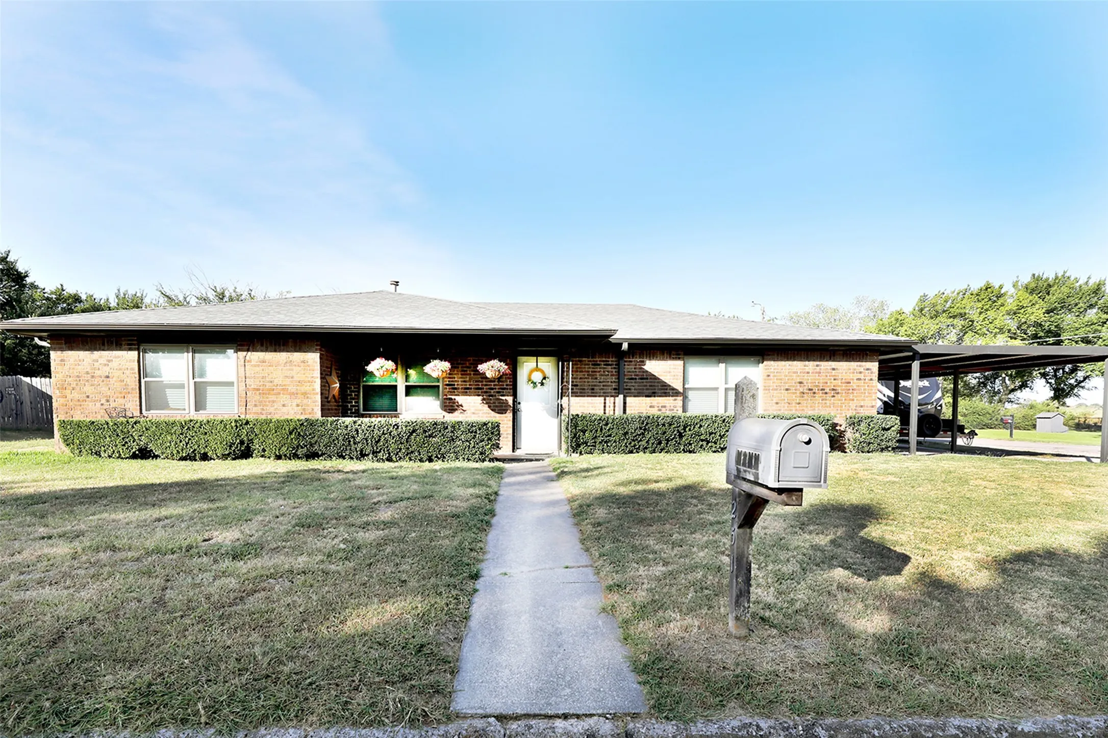Single Family Residence For Sale in Montague County , 251 Alicia Street, Bowie, Texas 76230, 3 Bedroom, 2 Bathroom, 2 Garage spaces, 1,738 Sqft, built in 1969, mls#21357591, Real Estate Agent in Bowie, Homes For Sale in Montague county, Homes For Sale in Bowie, Realtor in Bowie Texas, Real Estate Brokerage Independent Realty Texas, Luminita Cordes Realtor