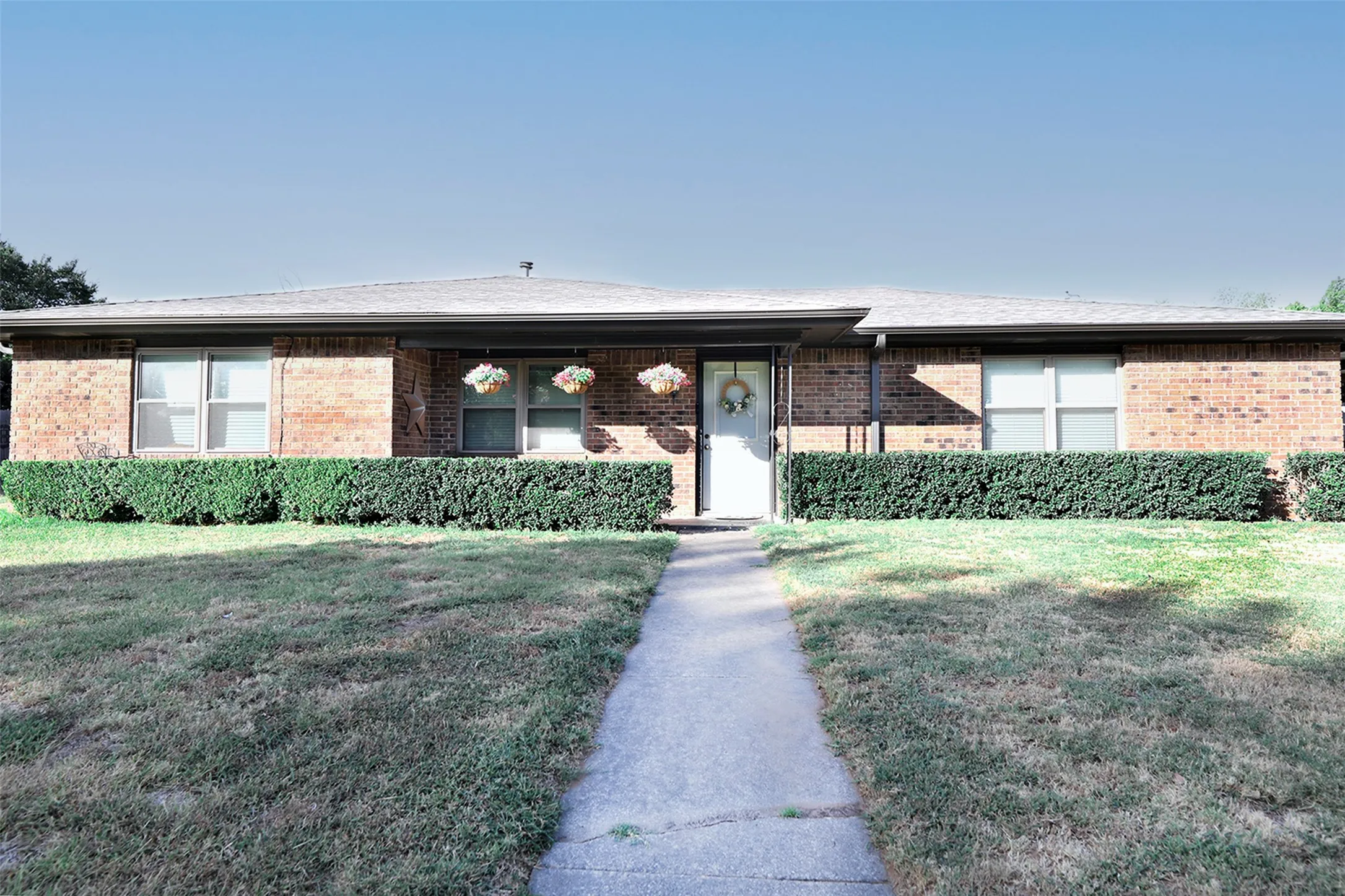 Single Family Residence For Sale in Montague County , 251 Alicia Street, Bowie, Texas 76230, 3 Bedroom, 2 Bathroom, 2 Garage spaces, 1,738 Sqft, built in 1969, mls#21357591, Real Estate Agent in Bowie, Homes For Sale in Montague county, Homes For Sale in Bowie, Realtor in Bowie Texas, Real Estate Brokerage Independent Realty Texas, Luminita Cordes Realtor