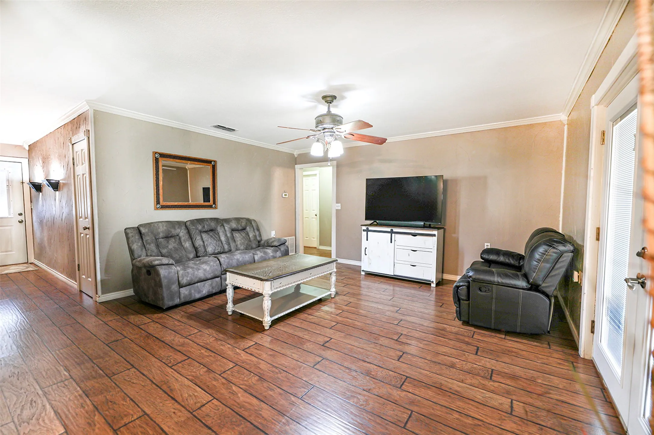 Single Family Residence For Sale in Montague County , 251 Alicia Street, Bowie, Texas 76230, 3 Bedroom, 2 Bathroom, 2 Garage spaces, 1,738 Sqft, built in 1969, mls#21357591, Real Estate Agent in Bowie, Homes For Sale in Montague county, Homes For Sale in Bowie, Realtor in Bowie Texas, Real Estate Brokerage Independent Realty Texas, Luminita Cordes Realtor