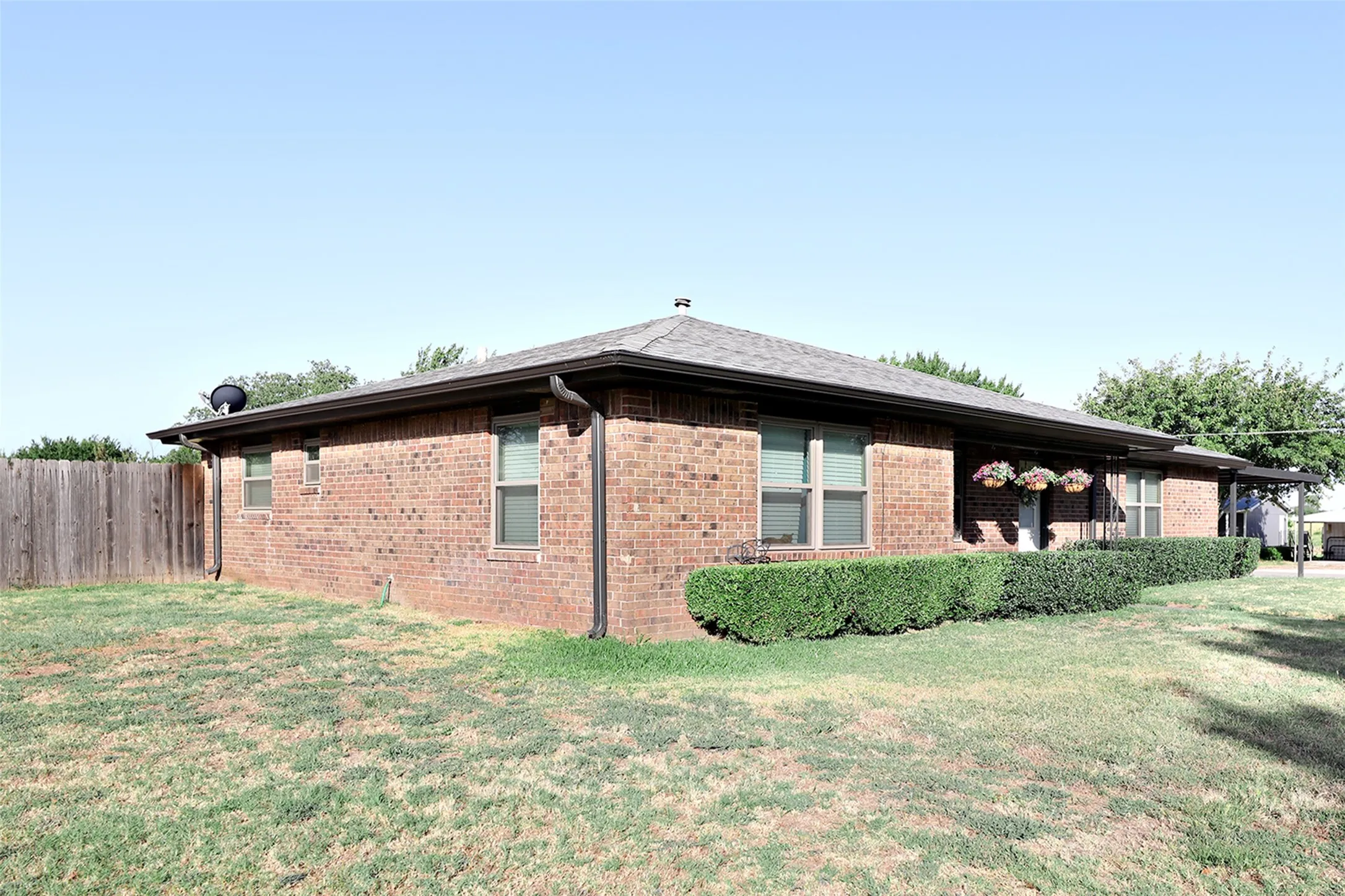 Single Family Residence For Sale in Montague County , 251 Alicia Street, Bowie, Texas 76230, 3 Bedroom, 2 Bathroom, 2 Garage spaces, 1,738 Sqft, built in 1969, mls#21357591, Real Estate Agent in Bowie, Homes For Sale in Montague county, Homes For Sale in Bowie, Realtor in Bowie Texas, Real Estate Brokerage Independent Realty Texas, Luminita Cordes Realtor