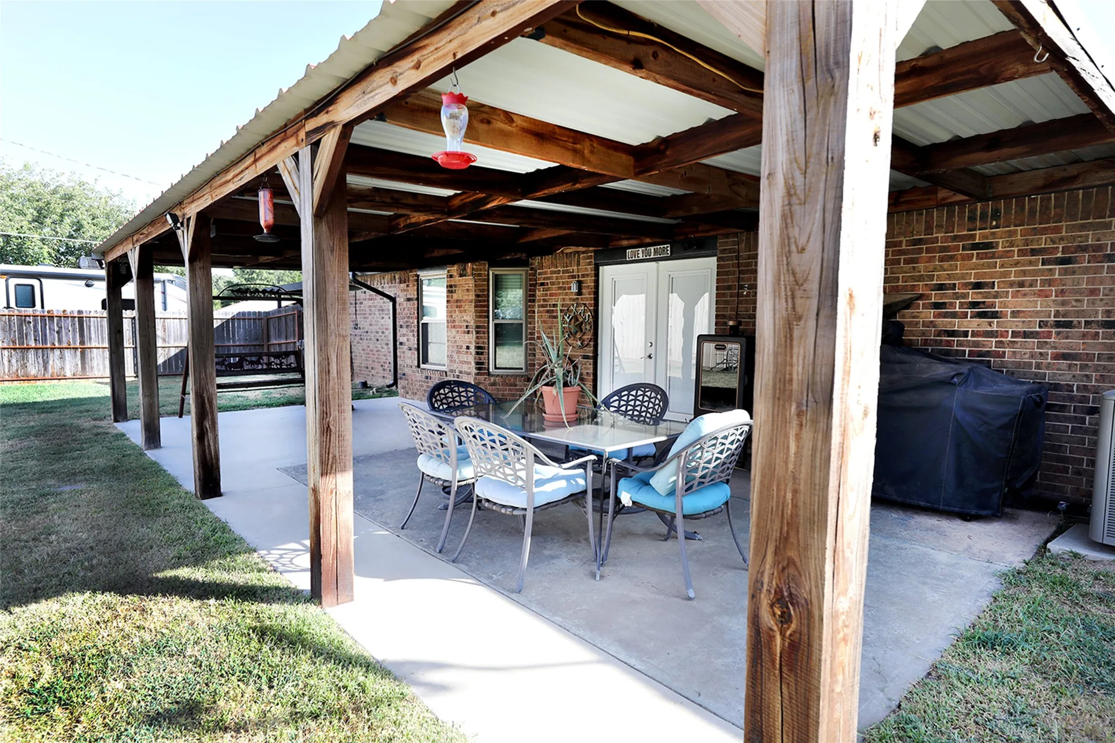 Single Family Residence For Sale in Montague County , 251 Alicia Street, Bowie, Texas 76230, 3 Bedroom, 2 Bathroom, 2 Garage spaces, 1,738 Sqft, built in 1969, mls#21357591, Real Estate Agent in Bowie, Homes For Sale in Montague county, Homes For Sale in Bowie, Realtor in Bowie Texas, Real Estate Brokerage Independent Realty Texas, Luminita Cordes Realtor