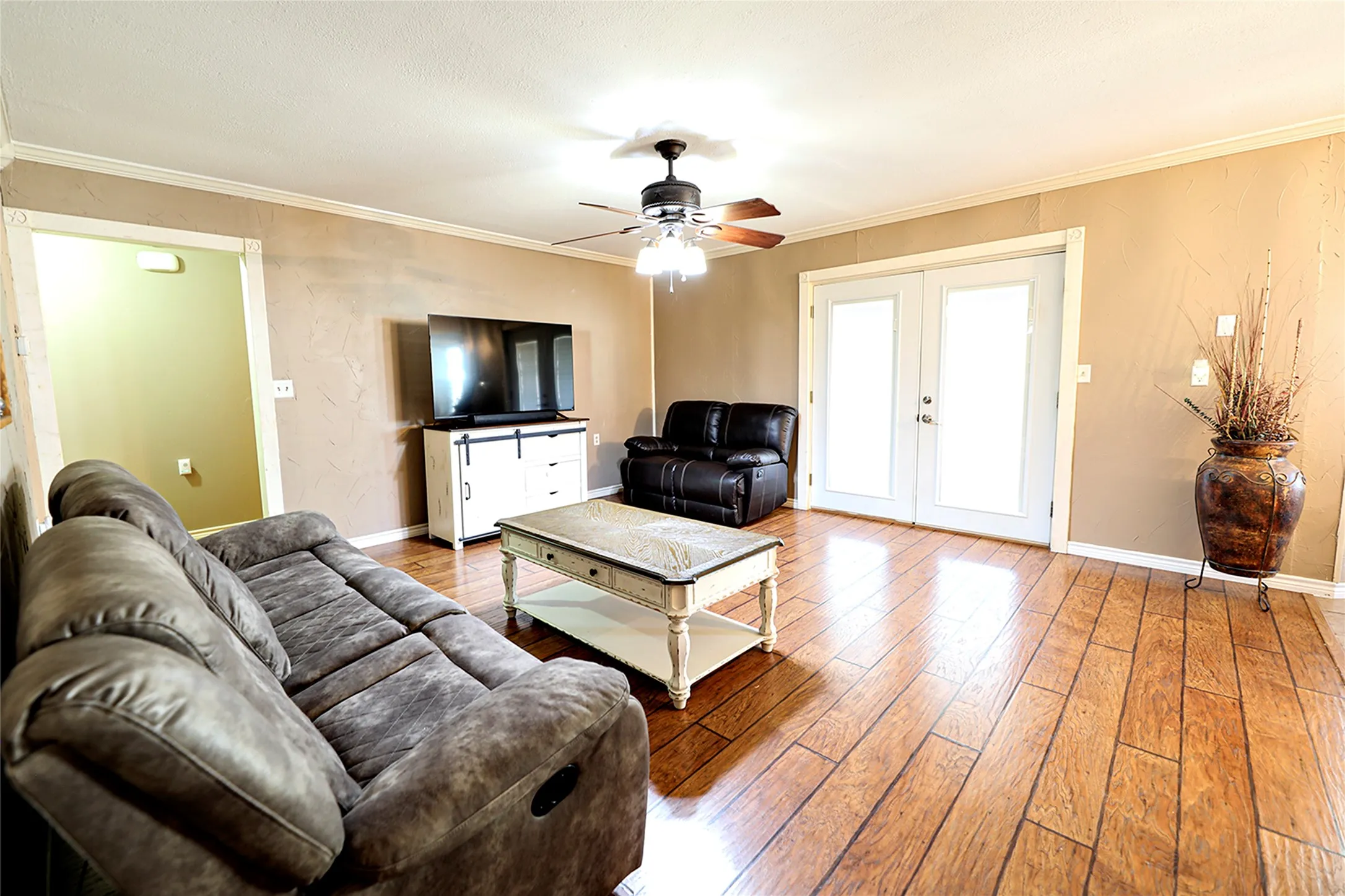 Single Family Residence For Sale in Montague County , 251 Alicia Street, Bowie, Texas 76230, 3 Bedroom, 2 Bathroom, 2 Garage spaces, 1,738 Sqft, built in 1969, mls#21357591, Real Estate Agent in Bowie, Homes For Sale in Montague county, Homes For Sale in Bowie, Realtor in Bowie Texas, Real Estate Brokerage Independent Realty Texas, Luminita Cordes Realtor