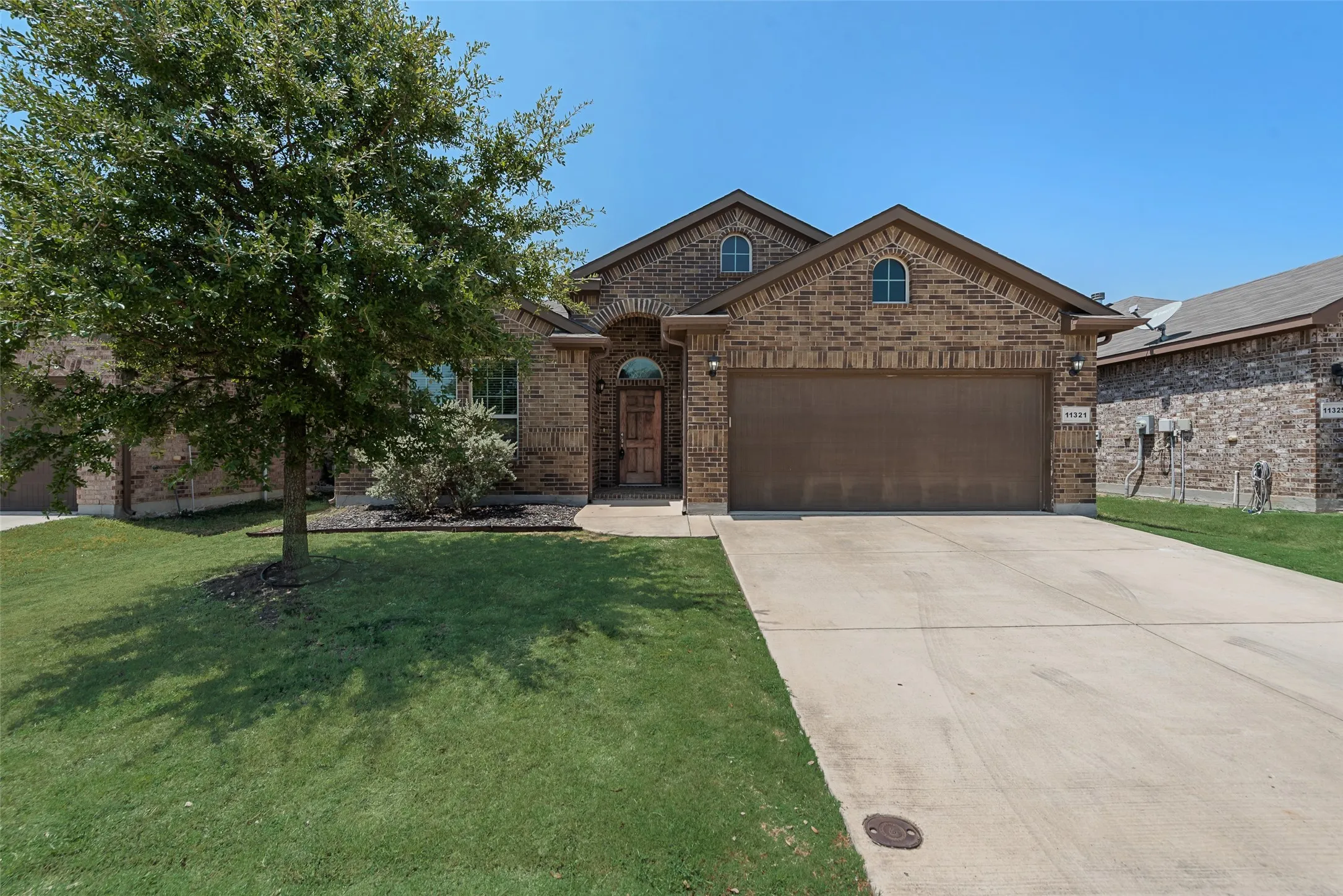 Single Family Residence For Sale in Tarrant County , 11321 Gold Canyon Drive, Fort Worth, Texas 76052, 4 Bedroom, 2 Bathroom, 2 Garage spaces, 2,302 Sqft, built in 2017, mls#21363404, Real Estate Agent in Fort Worth, Homes For Sale in Tarrant county, Homes For Sale in Fort Worth, Realtor in Fort Worth Texas, Real Estate Brokerage Independent Realty Texas, Luminita Cordes Realtor