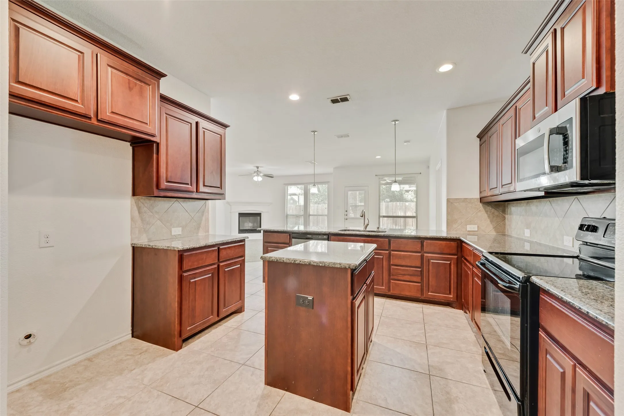 Single Family Residence For Sale in Tarrant County , 11321 Gold Canyon Drive, Fort Worth, Texas 76052, 4 Bedroom, 2 Bathroom, 2 Garage spaces, 2,302 Sqft, built in 2017, mls#21363404, Real Estate Agent in Fort Worth, Homes For Sale in Tarrant county, Homes For Sale in Fort Worth, Realtor in Fort Worth Texas, Real Estate Brokerage Independent Realty Texas, Luminita Cordes Realtor