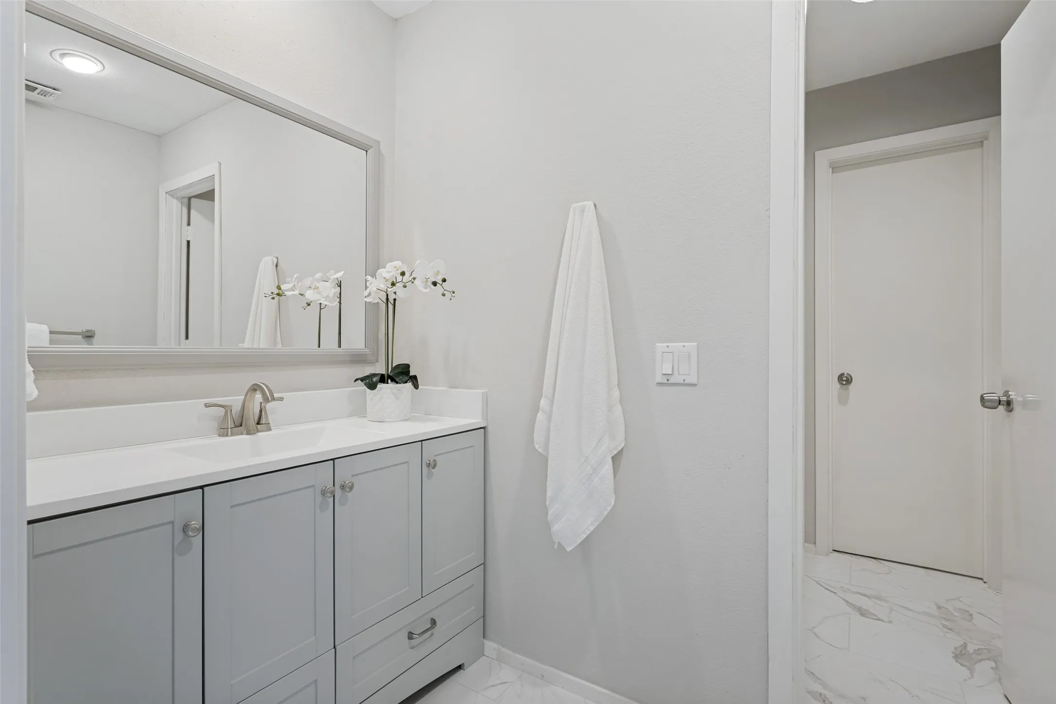 Single Family Residence For Sale in Collin County , 5720 Moss Creek Trail, Dallas, Texas 75252, 4 Bedroom, 3 Bathroom, 2 Garage spaces, 3,645 Sqft, built in 1987, mls#21308949, Real Estate Agent in Dallas, Homes For Sale in Collin county, Homes For Sale in Dallas, Realtor in Dallas Texas, Real Estate Brokerage Independent Realty Texas, Luminita Cordes Realtor