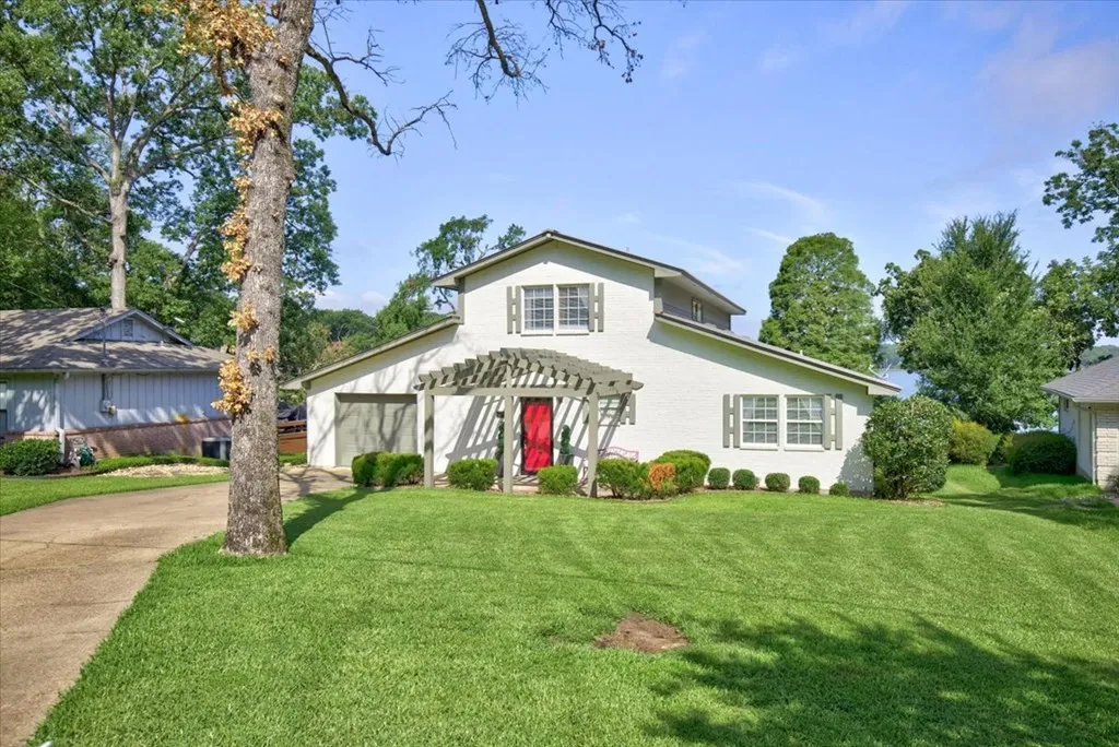 Single Family Residence For Sale in Henderson County , 5402 Point LaVista, Malakoff, Texas 75148, 4 Bedroom, 3 Bathroom, 1 Garage spaces, 2,960 Sqft, built in 1983, mls#21364929, Real Estate Agent in Malakoff, Homes For Sale in Henderson county, Homes For Sale in Malakoff, Realtor in Malakoff Texas, Real Estate Brokerage Independent Realty Texas, Luminita Cordes Realtor