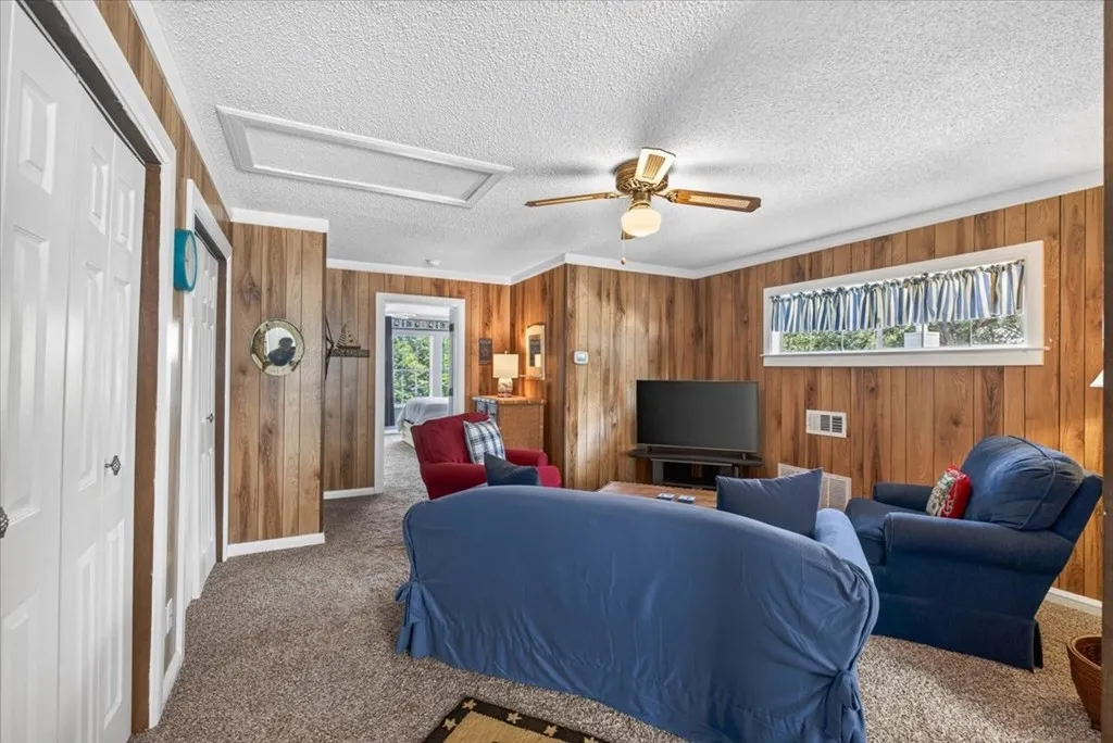 Single Family Residence For Sale in Henderson County , 5402 Point LaVista, Malakoff, Texas 75148, 4 Bedroom, 3 Bathroom, 1 Garage spaces, 2,960 Sqft, built in 1983, mls#21364929, Real Estate Agent in Malakoff, Homes For Sale in Henderson county, Homes For Sale in Malakoff, Realtor in Malakoff Texas, Real Estate Brokerage Independent Realty Texas, Luminita Cordes Realtor