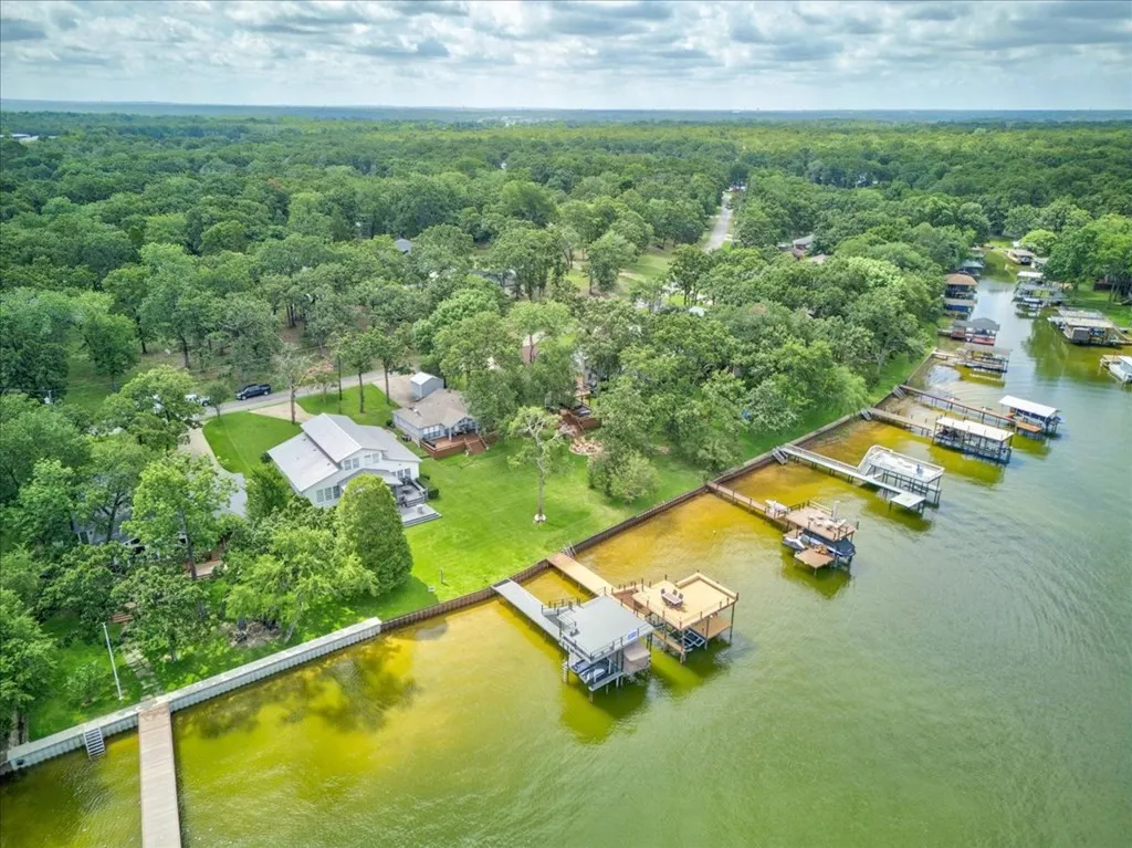 Single Family Residence For Sale in Henderson County , 5402 Point LaVista, Malakoff, Texas 75148, 4 Bedroom, 3 Bathroom, 1 Garage spaces, 2,960 Sqft, built in 1983, mls#21364929, Real Estate Agent in Malakoff, Homes For Sale in Henderson county, Homes For Sale in Malakoff, Realtor in Malakoff Texas, Real Estate Brokerage Independent Realty Texas, Luminita Cordes Realtor