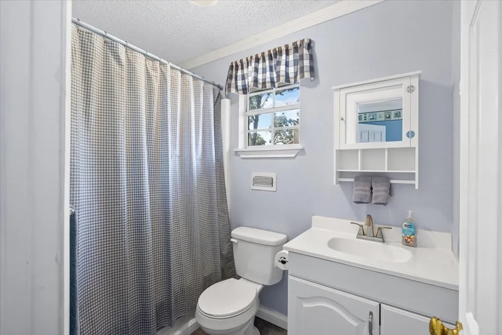 Single Family Residence For Sale in Henderson County , 5402 Point LaVista, Malakoff, Texas 75148, 4 Bedroom, 3 Bathroom, 1 Garage spaces, 2,960 Sqft, built in 1983, mls#21364929, Real Estate Agent in Malakoff, Homes For Sale in Henderson county, Homes For Sale in Malakoff, Realtor in Malakoff Texas, Real Estate Brokerage Independent Realty Texas, Luminita Cordes Realtor