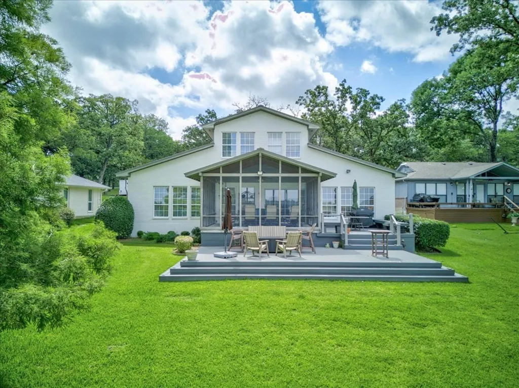 Single Family Residence For Sale in Henderson County , 5402 Point LaVista, Malakoff, Texas 75148, 4 Bedroom, 3 Bathroom, 1 Garage spaces, 2,960 Sqft, built in 1983, mls#21364929, Real Estate Agent in Malakoff, Homes For Sale in Henderson county, Homes For Sale in Malakoff, Realtor in Malakoff Texas, Real Estate Brokerage Independent Realty Texas, Luminita Cordes Realtor