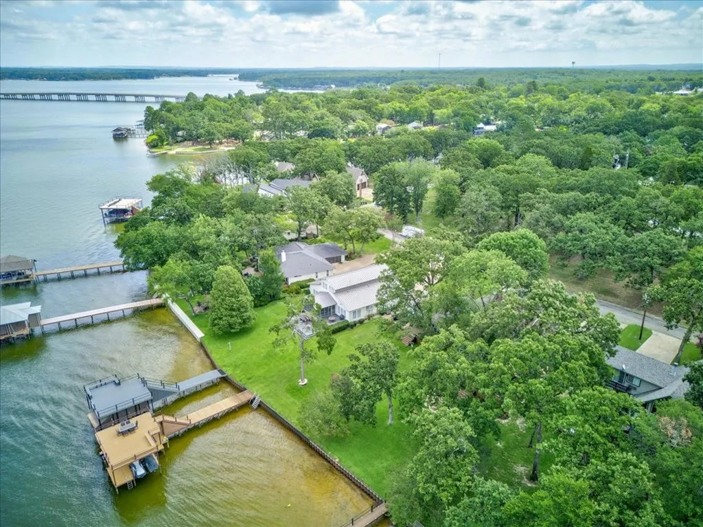 Single Family Residence For Sale in Henderson County , 5402 Point LaVista, Malakoff, Texas 75148, 4 Bedroom, 3 Bathroom, 1 Garage spaces, 2,960 Sqft, built in 1983, mls#21364929, Real Estate Agent in Malakoff, Homes For Sale in Henderson county, Homes For Sale in Malakoff, Realtor in Malakoff Texas, Real Estate Brokerage Independent Realty Texas, Luminita Cordes Realtor