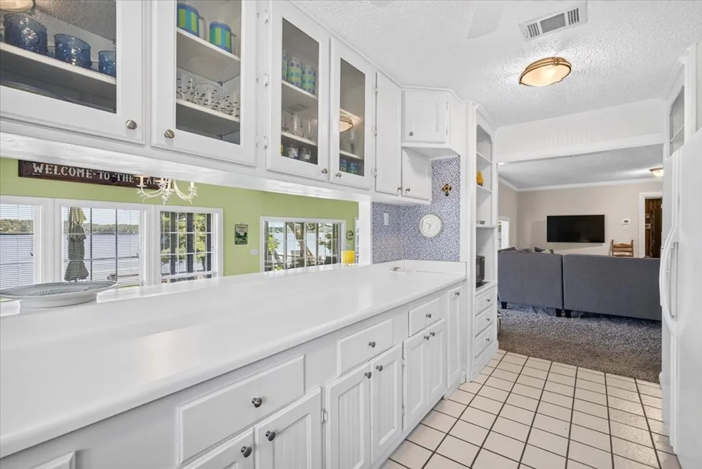 Single Family Residence For Sale in Henderson County , 5402 Point LaVista, Malakoff, Texas 75148, 4 Bedroom, 3 Bathroom, 1 Garage spaces, 2,960 Sqft, built in 1983, mls#21364929, Real Estate Agent in Malakoff, Homes For Sale in Henderson county, Homes For Sale in Malakoff, Realtor in Malakoff Texas, Real Estate Brokerage Independent Realty Texas, Luminita Cordes Realtor