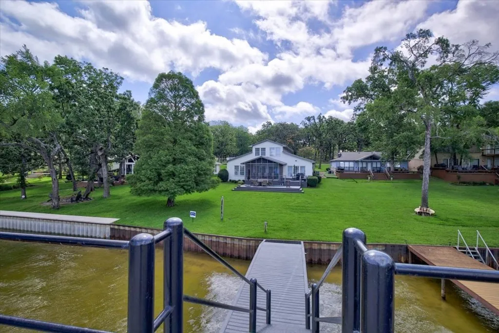 Single Family Residence For Sale in Henderson County , 5402 Point LaVista, Malakoff, Texas 75148, 4 Bedroom, 3 Bathroom, 1 Garage spaces, 2,960 Sqft, built in 1983, mls#21364929, Real Estate Agent in Malakoff, Homes For Sale in Henderson county, Homes For Sale in Malakoff, Realtor in Malakoff Texas, Real Estate Brokerage Independent Realty Texas, Luminita Cordes Realtor