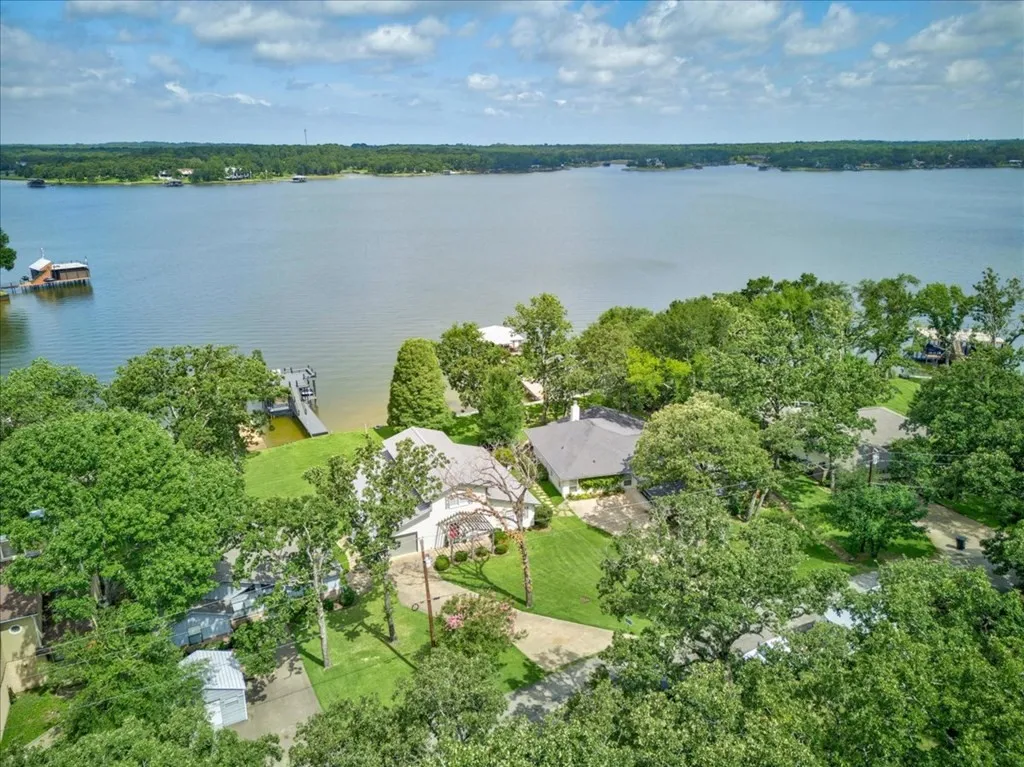 Single Family Residence For Sale in Henderson County , 5402 Point LaVista, Malakoff, Texas 75148, 4 Bedroom, 3 Bathroom, 1 Garage spaces, 2,960 Sqft, built in 1983, mls#21364929, Real Estate Agent in Malakoff, Homes For Sale in Henderson county, Homes For Sale in Malakoff, Realtor in Malakoff Texas, Real Estate Brokerage Independent Realty Texas, Luminita Cordes Realtor