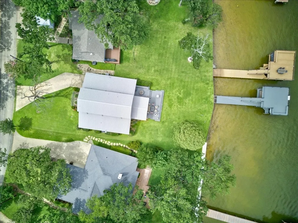 Single Family Residence For Sale in Henderson County , 5402 Point LaVista, Malakoff, Texas 75148, 4 Bedroom, 3 Bathroom, 1 Garage spaces, 2,960 Sqft, built in 1983, mls#21364929, Real Estate Agent in Malakoff, Homes For Sale in Henderson county, Homes For Sale in Malakoff, Realtor in Malakoff Texas, Real Estate Brokerage Independent Realty Texas, Luminita Cordes Realtor