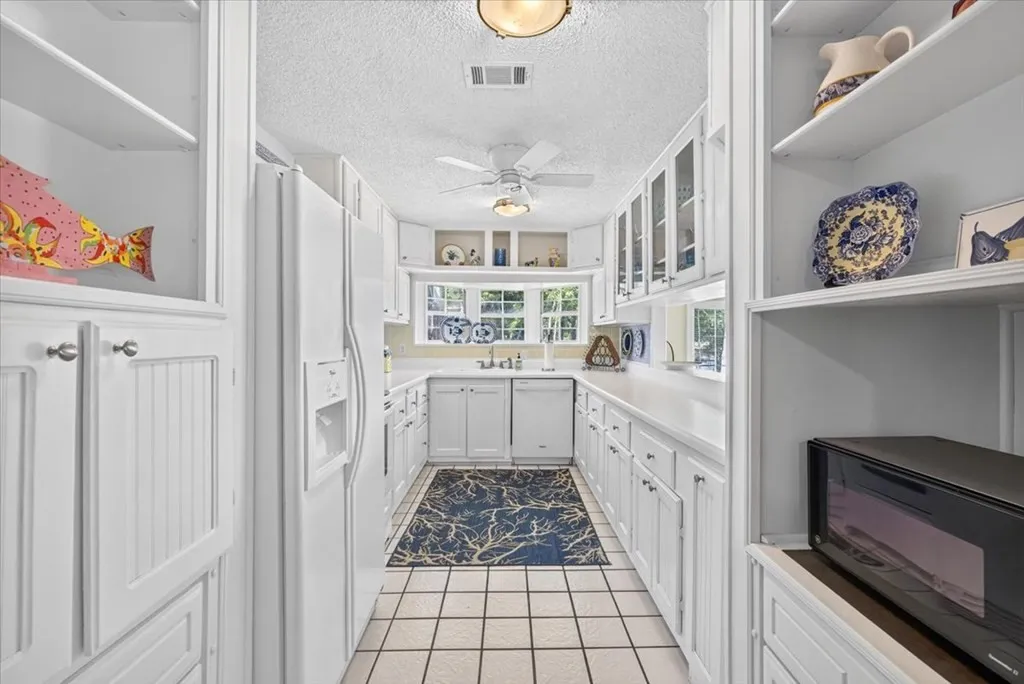 Single Family Residence For Sale in Henderson County , 5402 Point LaVista, Malakoff, Texas 75148, 4 Bedroom, 3 Bathroom, 1 Garage spaces, 2,960 Sqft, built in 1983, mls#21364929, Real Estate Agent in Malakoff, Homes For Sale in Henderson county, Homes For Sale in Malakoff, Realtor in Malakoff Texas, Real Estate Brokerage Independent Realty Texas, Luminita Cordes Realtor