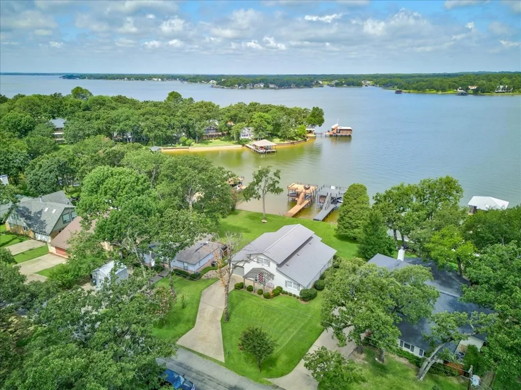 Single Family Residence For Sale in Henderson County , 5402 Point LaVista, Malakoff, Texas 75148, 4 Bedroom, 3 Bathroom, 1 Garage spaces, 2,960 Sqft, built in 1983, mls#21364929, Real Estate Agent in Malakoff, Homes For Sale in Henderson county, Homes For Sale in Malakoff, Realtor in Malakoff Texas, Real Estate Brokerage Independent Realty Texas, Luminita Cordes Realtor