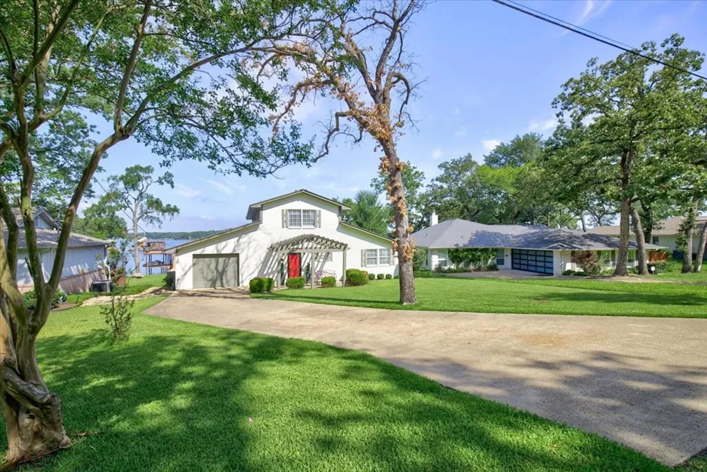 Single Family Residence For Sale in Henderson County , 5402 Point LaVista, Malakoff, Texas 75148, 4 Bedroom, 3 Bathroom, 1 Garage spaces, 2,960 Sqft, built in 1983, mls#21364929, Real Estate Agent in Malakoff, Homes For Sale in Henderson county, Homes For Sale in Malakoff, Realtor in Malakoff Texas, Real Estate Brokerage Independent Realty Texas, Luminita Cordes Realtor