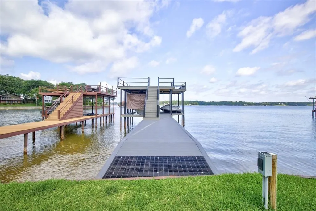 Single Family Residence For Sale in Henderson County , 5402 Point LaVista, Malakoff, Texas 75148, 4 Bedroom, 3 Bathroom, 1 Garage spaces, 2,960 Sqft, built in 1983, mls#21364929, Real Estate Agent in Malakoff, Homes For Sale in Henderson county, Homes For Sale in Malakoff, Realtor in Malakoff Texas, Real Estate Brokerage Independent Realty Texas, Luminita Cordes Realtor