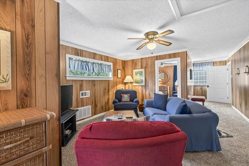 Single Family Residence For Sale in Henderson County , 5402 Point LaVista, Malakoff, Texas 75148, 4 Bedroom, 3 Bathroom, 1 Garage spaces, 2,960 Sqft, built in 1983, mls#21364929, Real Estate Agent in Malakoff, Homes For Sale in Henderson county, Homes For Sale in Malakoff, Realtor in Malakoff Texas, Real Estate Brokerage Independent Realty Texas, Luminita Cordes Realtor