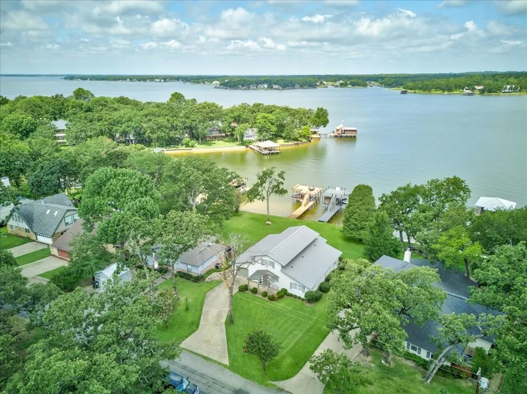 Single Family Residence For Sale in Henderson County , 5402 Point LaVista, Malakoff, Texas 75148, 4 Bedroom, 3 Bathroom, 1 Garage spaces, 2,960 Sqft, built in 1983, mls#21364929, Real Estate Agent in Malakoff, Homes For Sale in Henderson county, Homes For Sale in Malakoff, Realtor in Malakoff Texas, Real Estate Brokerage Independent Realty Texas, Luminita Cordes Realtor