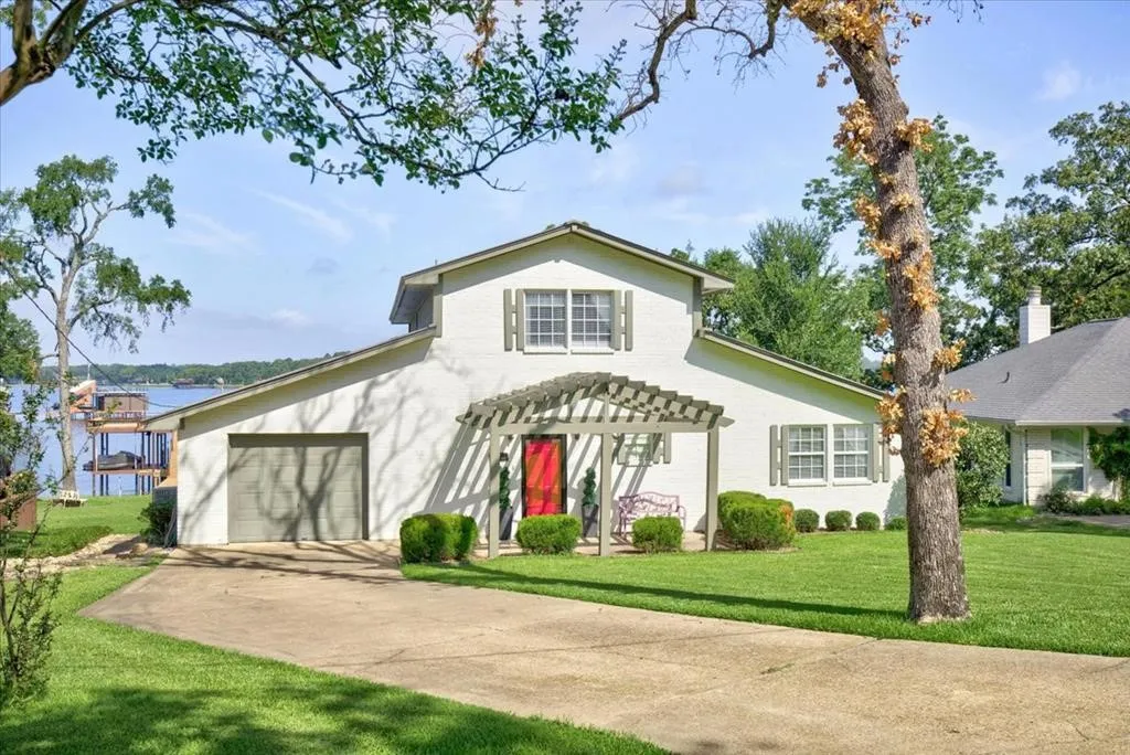 Single Family Residence For Sale in Henderson County , 5402 Point LaVista, Malakoff, Texas 75148, 4 Bedroom, 3 Bathroom, 1 Garage spaces, 2,960 Sqft, built in 1983, mls#21364929, Real Estate Agent in Malakoff, Homes For Sale in Henderson county, Homes For Sale in Malakoff, Realtor in Malakoff Texas, Real Estate Brokerage Independent Realty Texas, Luminita Cordes Realtor