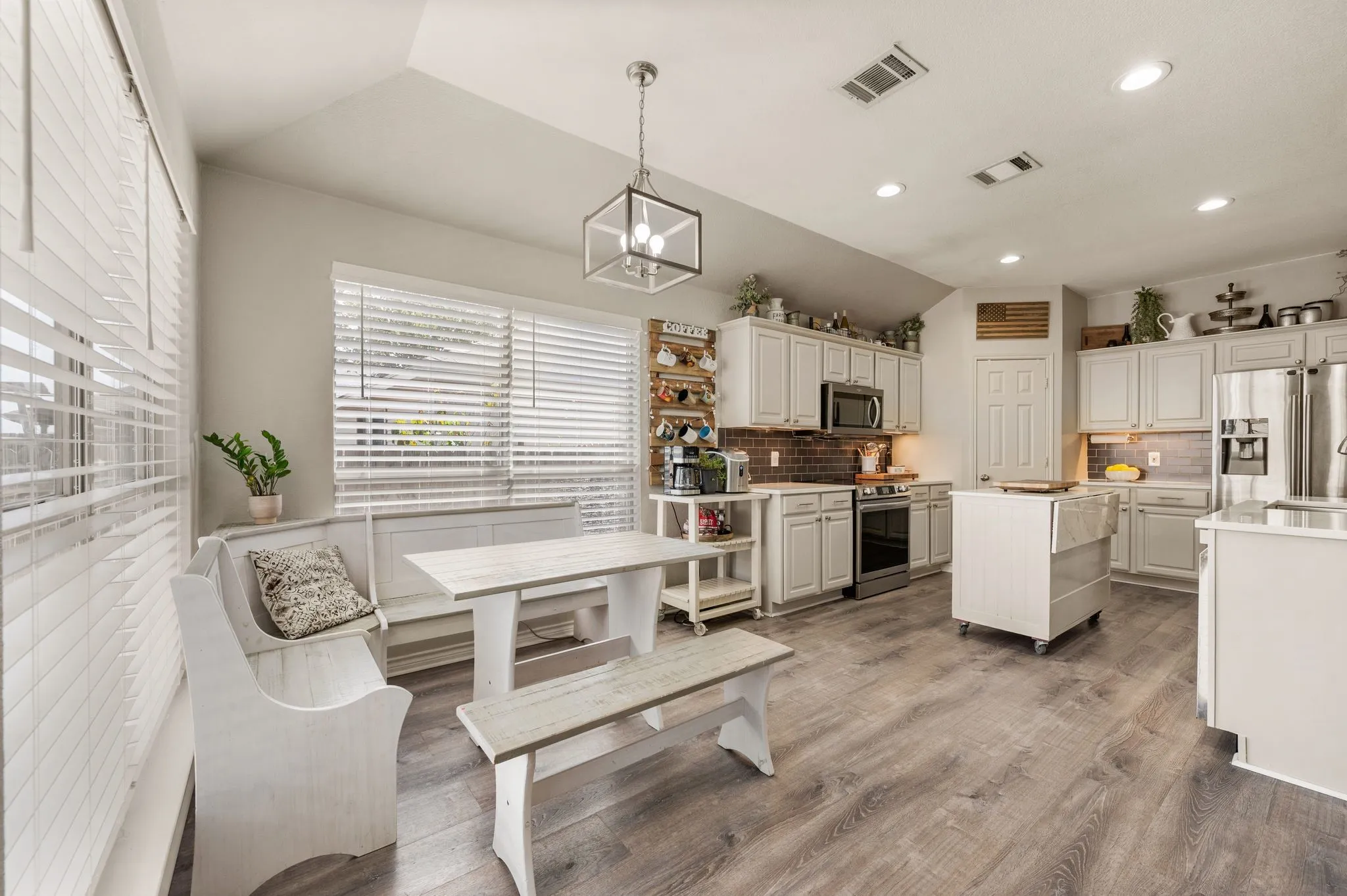 Single Family Residence For Sale in Tarrant County , 628 Poncho Lane, Fort Worth, Texas 76052, 3 Bedroom, 2 Bathroom, 2 Garage spaces, 1,722 Sqft, built in 2006, mls#21364647, Real Estate Agent in Fort Worth, Homes For Sale in Tarrant county, Homes For Sale in Fort Worth, Realtor in Fort Worth Texas, Real Estate Brokerage Independent Realty Texas, Luminita Cordes Realtor