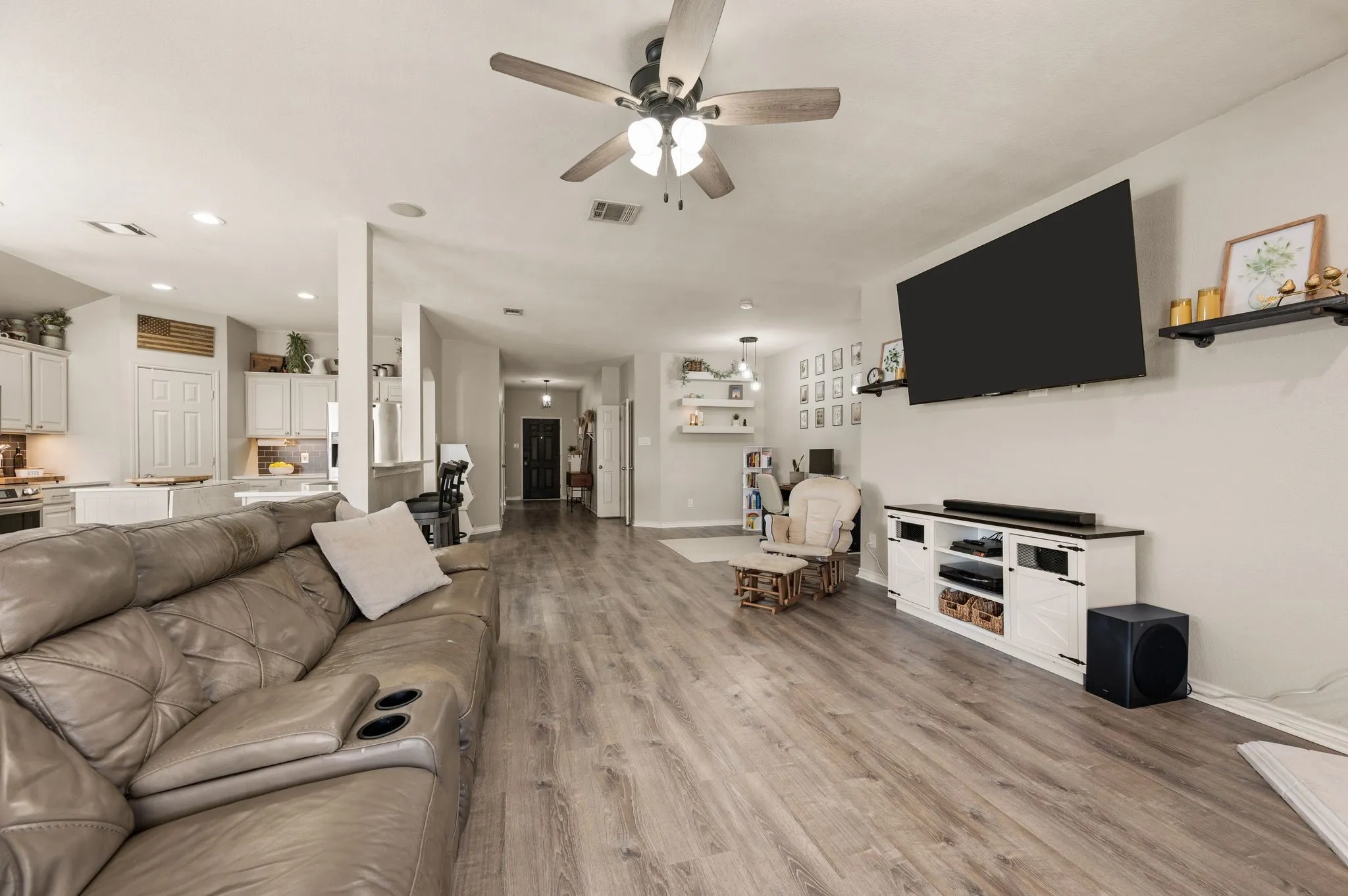Single Family Residence For Sale in Tarrant County , 628 Poncho Lane, Fort Worth, Texas 76052, 3 Bedroom, 2 Bathroom, 2 Garage spaces, 1,722 Sqft, built in 2006, mls#21364647, Real Estate Agent in Fort Worth, Homes For Sale in Tarrant county, Homes For Sale in Fort Worth, Realtor in Fort Worth Texas, Real Estate Brokerage Independent Realty Texas, Luminita Cordes Realtor