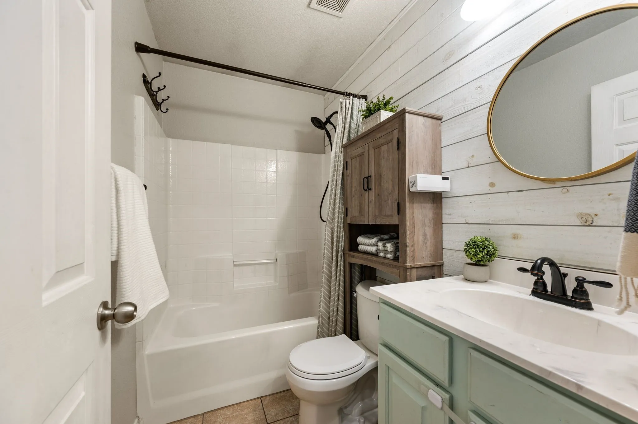 Single Family Residence For Sale in Tarrant County , 628 Poncho Lane, Fort Worth, Texas 76052, 3 Bedroom, 2 Bathroom, 2 Garage spaces, 1,722 Sqft, built in 2006, mls#21364647, Real Estate Agent in Fort Worth, Homes For Sale in Tarrant county, Homes For Sale in Fort Worth, Realtor in Fort Worth Texas, Real Estate Brokerage Independent Realty Texas, Luminita Cordes Realtor
