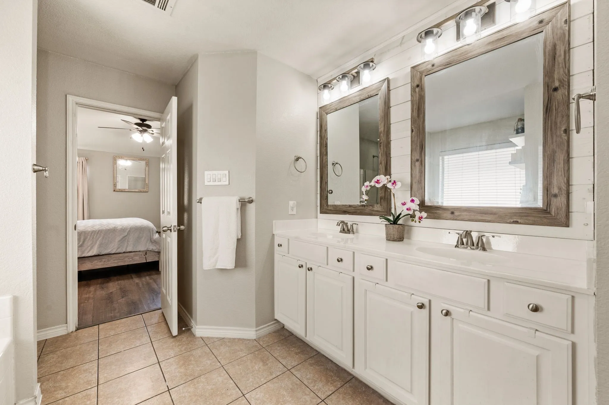 Single Family Residence For Sale in Tarrant County , 628 Poncho Lane, Fort Worth, Texas 76052, 3 Bedroom, 2 Bathroom, 2 Garage spaces, 1,722 Sqft, built in 2006, mls#21364647, Real Estate Agent in Fort Worth, Homes For Sale in Tarrant county, Homes For Sale in Fort Worth, Realtor in Fort Worth Texas, Real Estate Brokerage Independent Realty Texas, Luminita Cordes Realtor