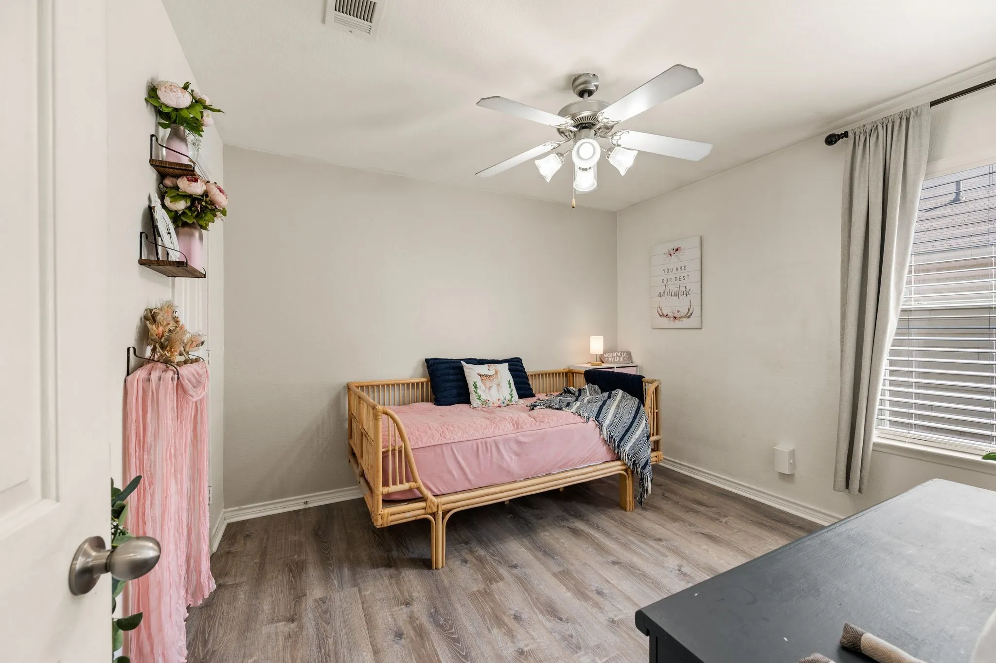 Single Family Residence For Sale in Tarrant County , 628 Poncho Lane, Fort Worth, Texas 76052, 3 Bedroom, 2 Bathroom, 2 Garage spaces, 1,722 Sqft, built in 2006, mls#21364647, Real Estate Agent in Fort Worth, Homes For Sale in Tarrant county, Homes For Sale in Fort Worth, Realtor in Fort Worth Texas, Real Estate Brokerage Independent Realty Texas, Luminita Cordes Realtor