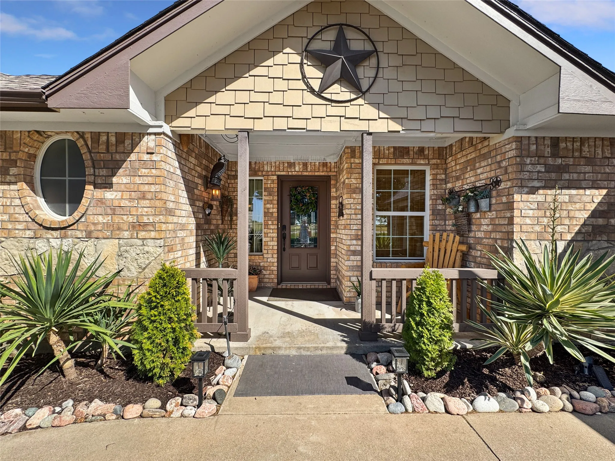 Single Family Residence For Sale in Johnson County , 7205 Muirfield Drive, Cleburne, Texas 76033, 3 Bedroom, 3 Bathroom, 2 Garage spaces, 2,170 Sqft, built in 2004, mls#21363790, Real Estate Agent in Cleburne, Homes For Sale in Johnson county, Homes For Sale in Cleburne, Realtor in Cleburne Texas, Real Estate Brokerage Independent Realty Texas, Luminita Cordes Realtor