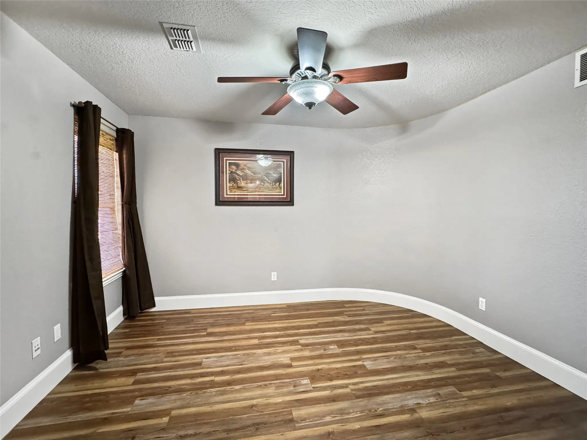 Single Family Residence For Sale in Johnson County , 7205 Muirfield Drive, Cleburne, Texas 76033, 3 Bedroom, 3 Bathroom, 2 Garage spaces, 2,170 Sqft, built in 2004, mls#21363790, Real Estate Agent in Cleburne, Homes For Sale in Johnson county, Homes For Sale in Cleburne, Realtor in Cleburne Texas, Real Estate Brokerage Independent Realty Texas, Luminita Cordes Realtor