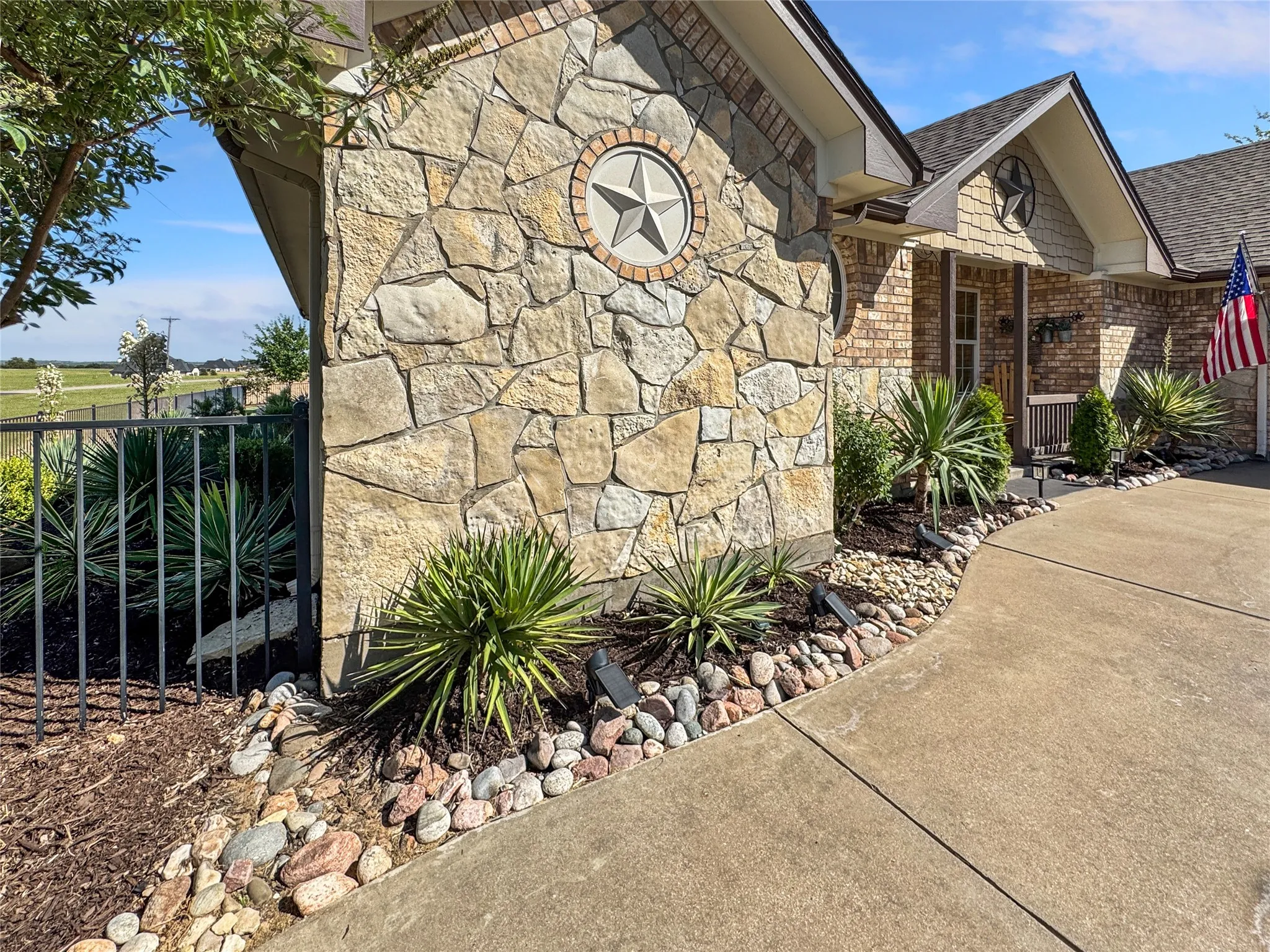 Single Family Residence For Sale in Johnson County , 7205 Muirfield Drive, Cleburne, Texas 76033, 3 Bedroom, 3 Bathroom, 2 Garage spaces, 2,170 Sqft, built in 2004, mls#21363790, Real Estate Agent in Cleburne, Homes For Sale in Johnson county, Homes For Sale in Cleburne, Realtor in Cleburne Texas, Real Estate Brokerage Independent Realty Texas, Luminita Cordes Realtor
