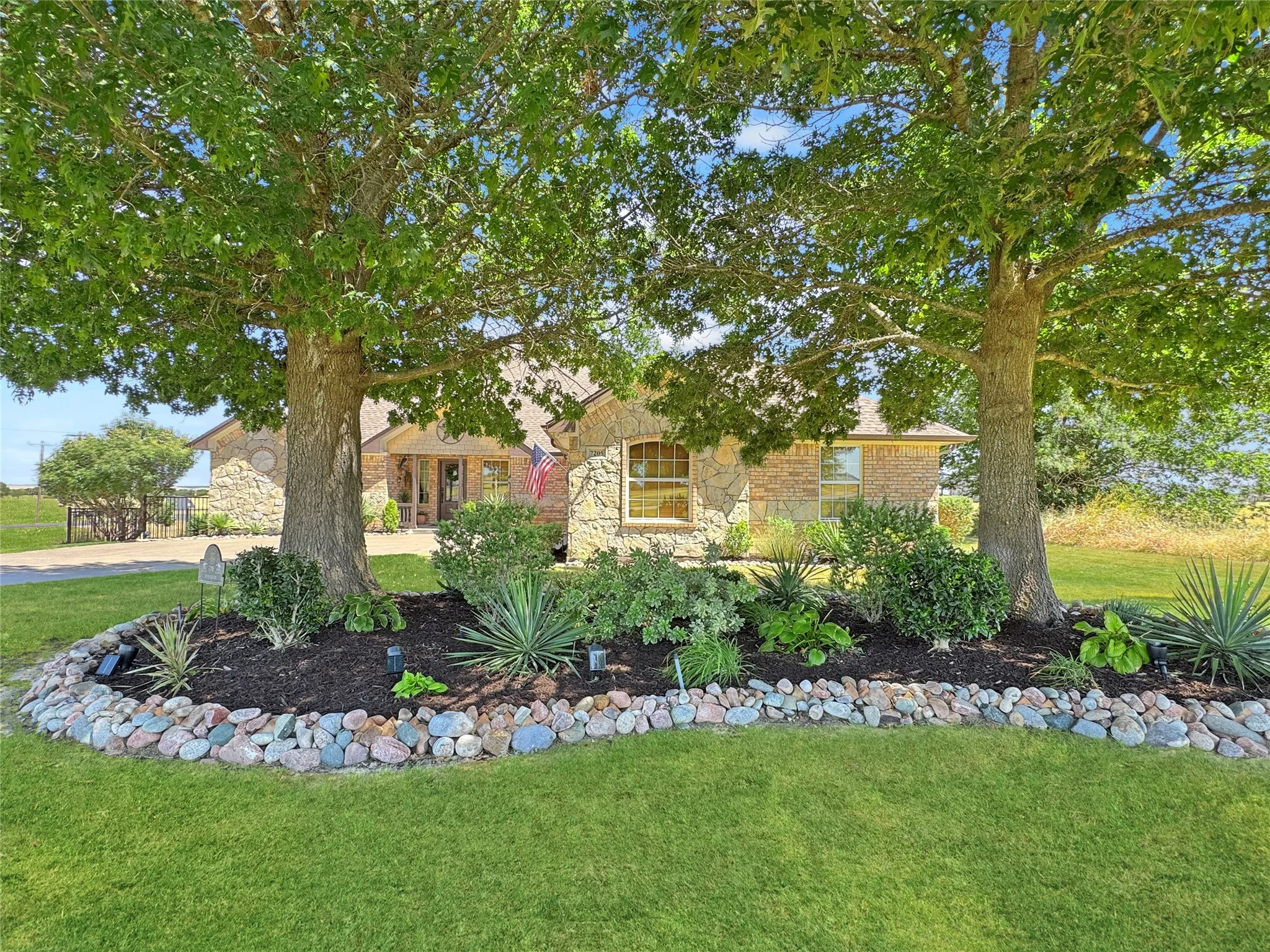 Single Family Residence For Sale in Johnson County , 7205 Muirfield Drive, Cleburne, Texas 76033, 3 Bedroom, 3 Bathroom, 2 Garage spaces, 2,170 Sqft, built in 2004, mls#21363790, Real Estate Agent in Cleburne, Homes For Sale in Johnson county, Homes For Sale in Cleburne, Realtor in Cleburne Texas, Real Estate Brokerage Independent Realty Texas, Luminita Cordes Realtor