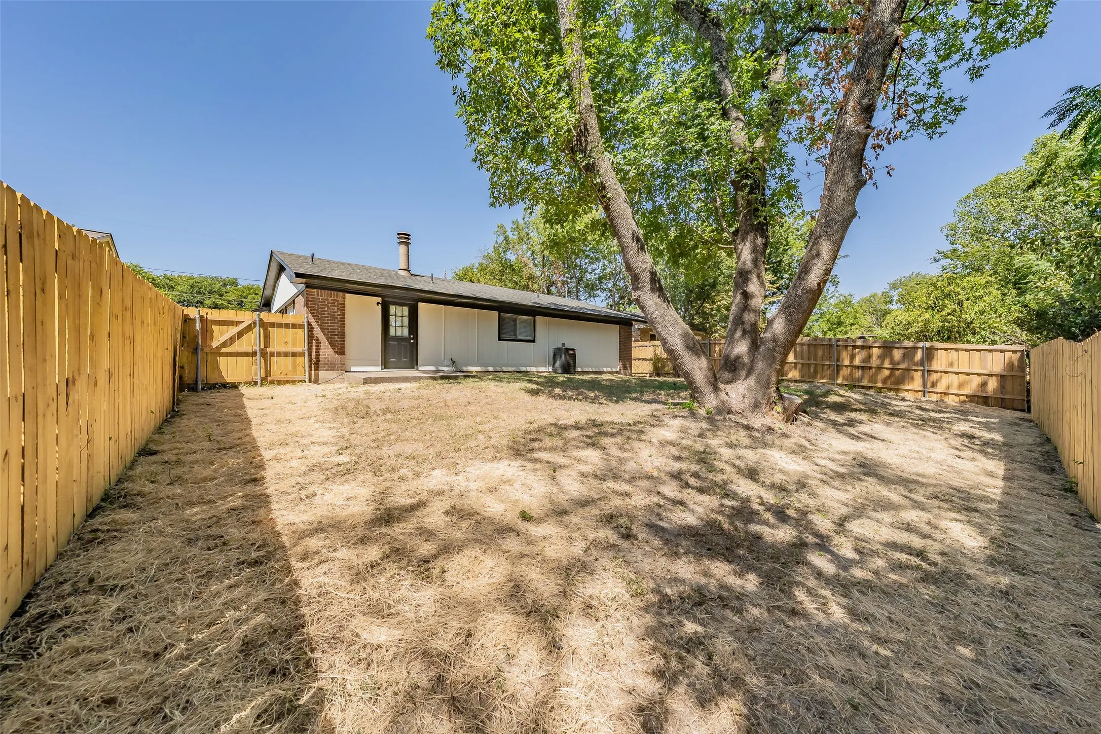 Single Family Residence For Sale in Dallas County , 2666 Kellogg Avenue, Dallas, Texas 75216, 3 Bedroom, 2 Bathroom, 1 Garage spaces, 1,228 Sqft, built in 1983, mls#21364885, Real Estate Agent in Dallas, Homes For Sale in Dallas county, Homes For Sale in Dallas, Realtor in Dallas Texas, Real Estate Brokerage Independent Realty Texas, Luminita Cordes Realtor