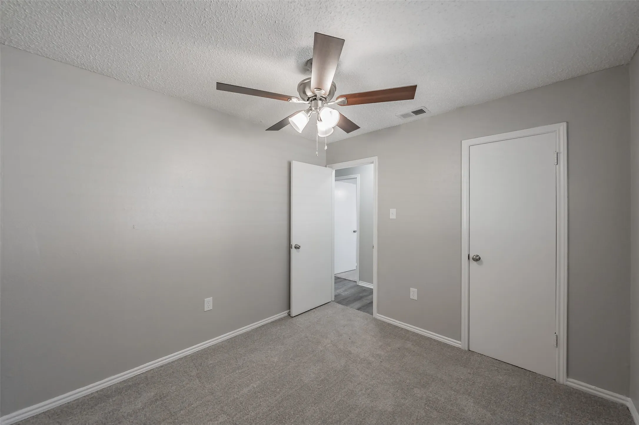 Single Family Residence For Sale in Dallas County , 2666 Kellogg Avenue, Dallas, Texas 75216, 3 Bedroom, 2 Bathroom, 1 Garage spaces, 1,228 Sqft, built in 1983, mls#21364885, Real Estate Agent in Dallas, Homes For Sale in Dallas county, Homes For Sale in Dallas, Realtor in Dallas Texas, Real Estate Brokerage Independent Realty Texas, Luminita Cordes Realtor