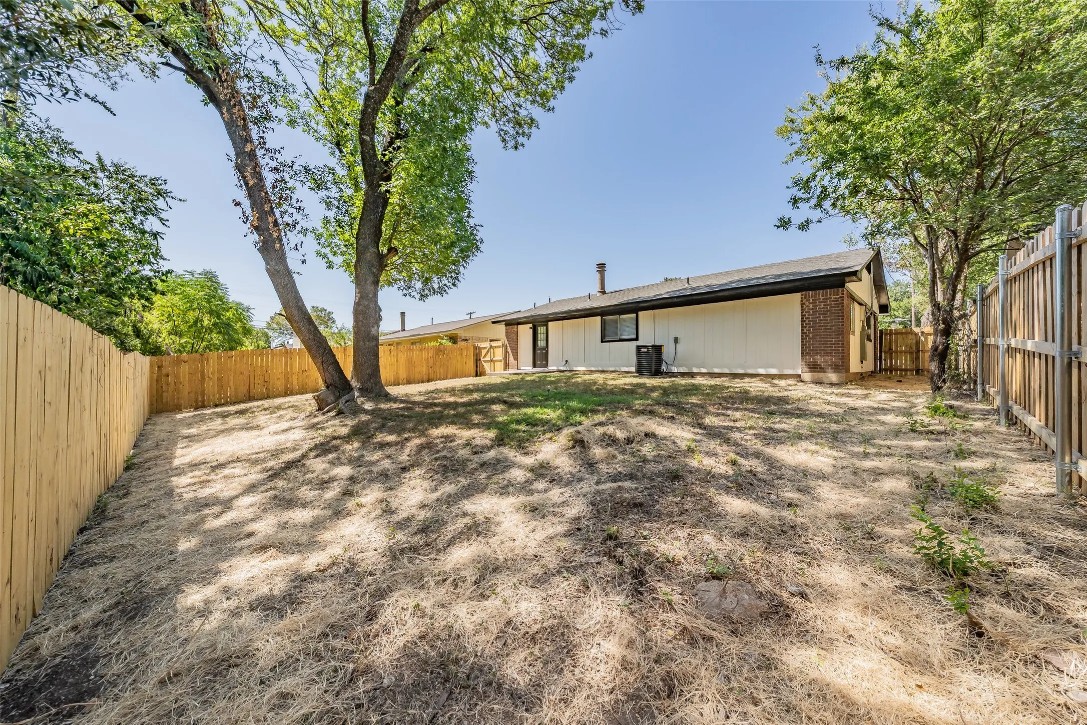 Single Family Residence For Sale in Dallas County , 2666 Kellogg Avenue, Dallas, Texas 75216, 3 Bedroom, 2 Bathroom, 1 Garage spaces, 1,228 Sqft, built in 1983, mls#21364885, Real Estate Agent in Dallas, Homes For Sale in Dallas county, Homes For Sale in Dallas, Realtor in Dallas Texas, Real Estate Brokerage Independent Realty Texas, Luminita Cordes Realtor