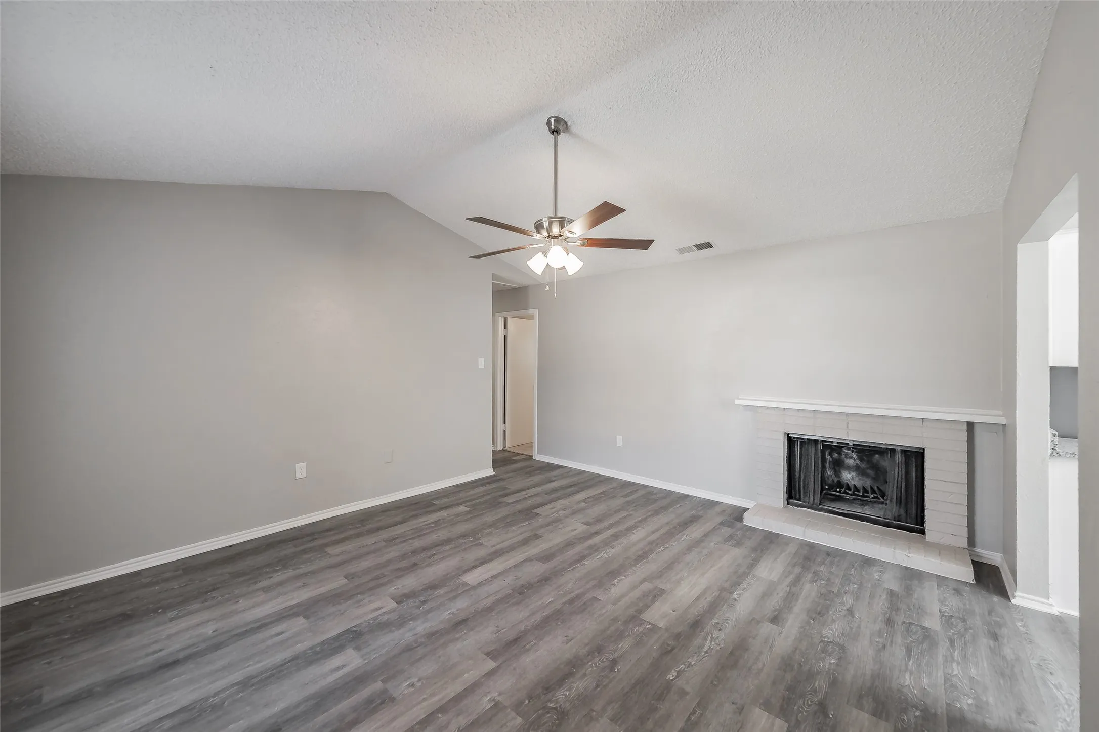 Single Family Residence For Sale in Dallas County , 2666 Kellogg Avenue, Dallas, Texas 75216, 3 Bedroom, 2 Bathroom, 1 Garage spaces, 1,228 Sqft, built in 1983, mls#21364885, Real Estate Agent in Dallas, Homes For Sale in Dallas county, Homes For Sale in Dallas, Realtor in Dallas Texas, Real Estate Brokerage Independent Realty Texas, Luminita Cordes Realtor