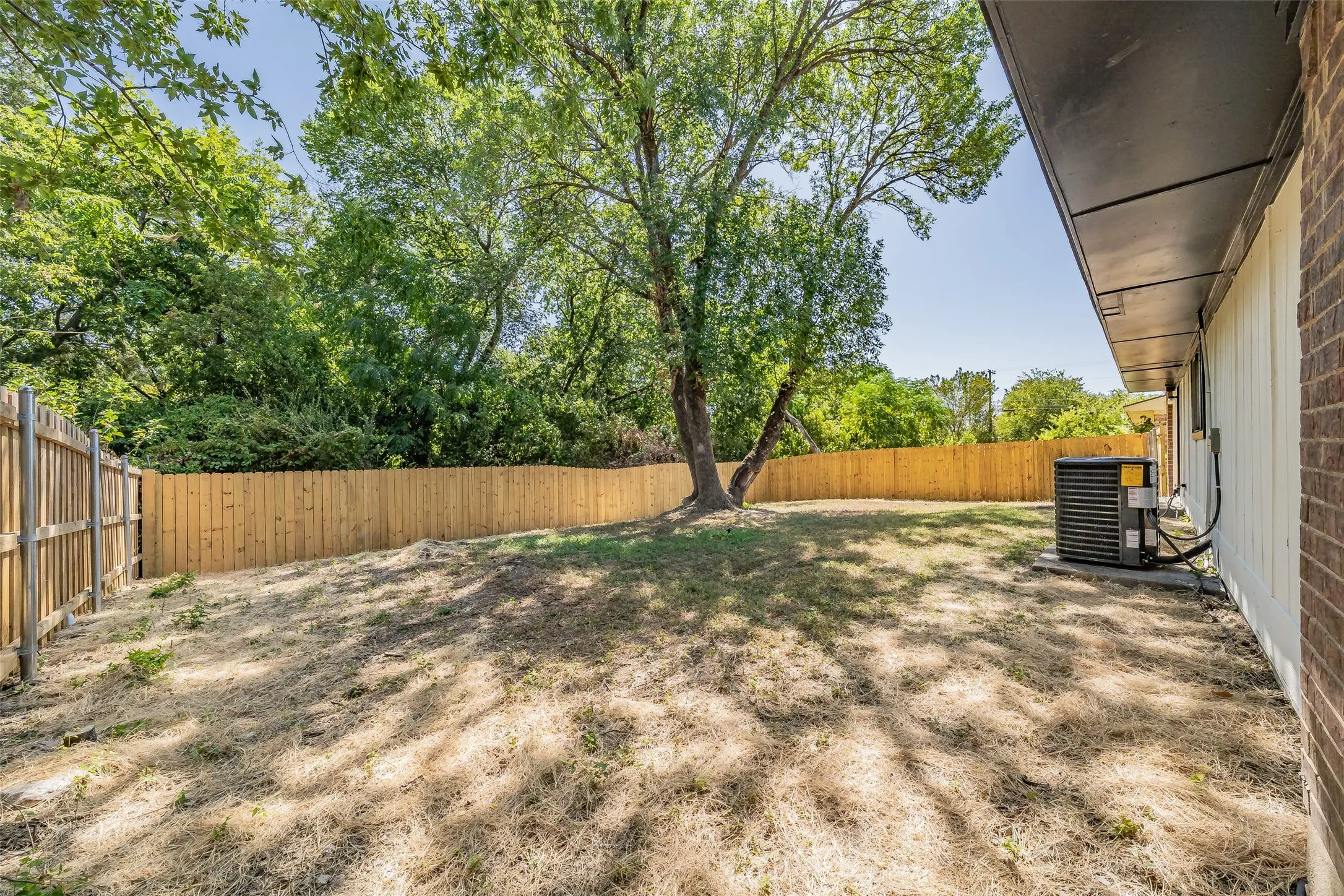 Single Family Residence For Sale in Dallas County , 2666 Kellogg Avenue, Dallas, Texas 75216, 3 Bedroom, 2 Bathroom, 1 Garage spaces, 1,228 Sqft, built in 1983, mls#21364885, Real Estate Agent in Dallas, Homes For Sale in Dallas county, Homes For Sale in Dallas, Realtor in Dallas Texas, Real Estate Brokerage Independent Realty Texas, Luminita Cordes Realtor