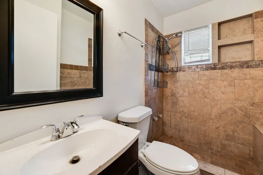 Duplex For Rent in Tarrant County , 2212 David Drive 2214, Fort Worth, Texas 76111, 2 Bedroom, 1 Bathroom, Garage spaces, 750 Sqft, built in 1953, mls#21364931, Real Estate Agent in Fort Worth, Homes For Rent in Tarrant county, Homes For Rent in Fort Worth, Realtor in Fort Worth Texas, Real Estate Brokerage Independent Realty Texas, Luminita Cordes Realtor