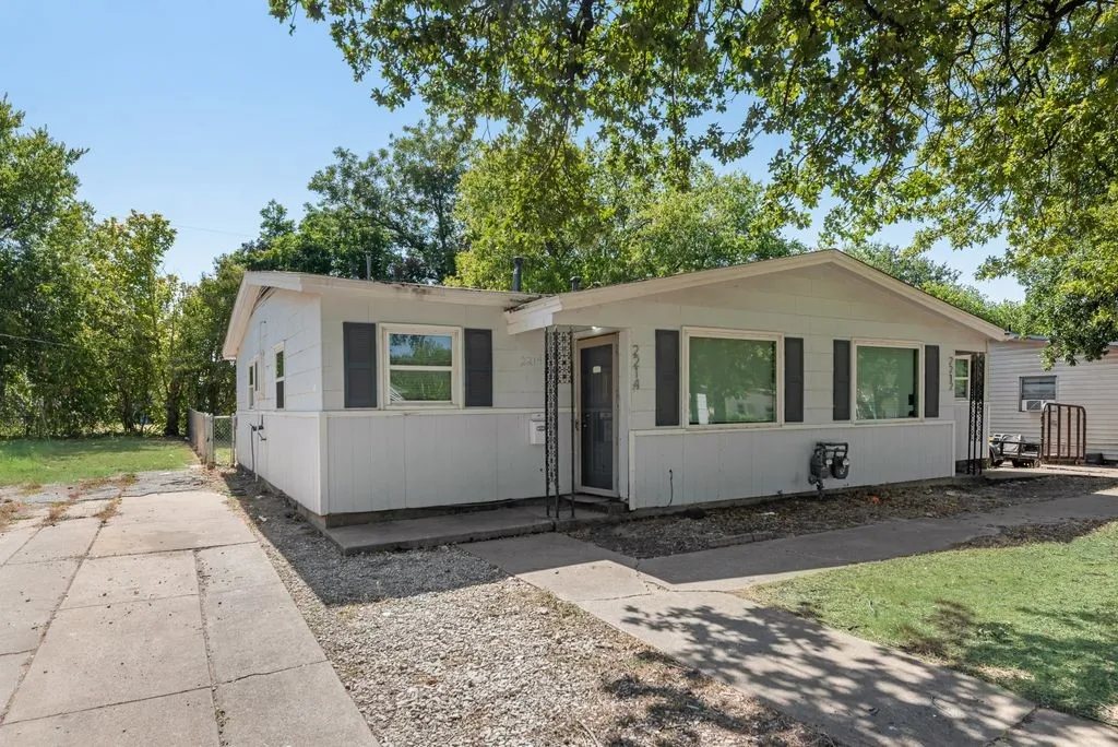Duplex For Rent in Tarrant County , 2212 David Drive 2214, Fort Worth, Texas 76111, 2 Bedroom, 1 Bathroom, Garage spaces, 750 Sqft, built in 1953, mls#21364931, Real Estate Agent in Fort Worth, Homes For Rent in Tarrant county, Homes For Rent in Fort Worth, Realtor in Fort Worth Texas, Real Estate Brokerage Independent Realty Texas, Luminita Cordes Realtor