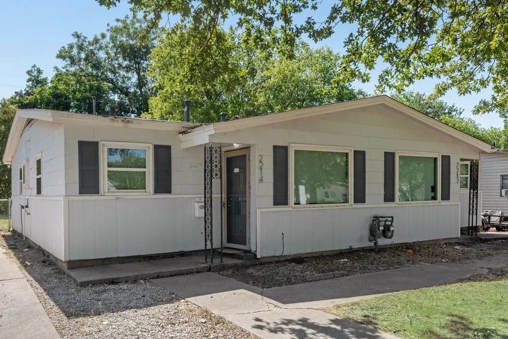 Duplex For Rent in Tarrant County , 2212 David Drive 2214, Fort Worth, Texas 76111, 2 Bedroom, 1 Bathroom, Garage spaces, 750 Sqft, built in 1953, mls#21364931, Real Estate Agent in Fort Worth, Homes For Rent in Tarrant county, Homes For Rent in Fort Worth, Realtor in Fort Worth Texas, Real Estate Brokerage Independent Realty Texas, Luminita Cordes Realtor
