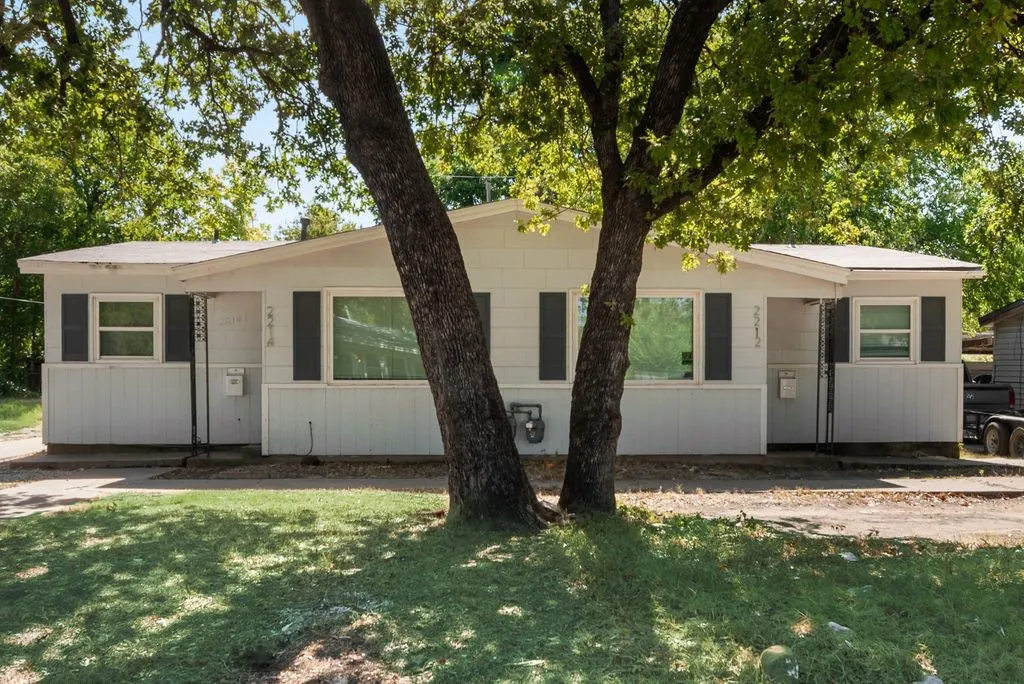 Duplex For Rent in Tarrant County , 2212 David Drive 2214, Fort Worth, Texas 76111, 2 Bedroom, 1 Bathroom, Garage spaces, 750 Sqft, built in 1953, mls#21364931, Real Estate Agent in Fort Worth, Homes For Rent in Tarrant county, Homes For Rent in Fort Worth, Realtor in Fort Worth Texas, Real Estate Brokerage Independent Realty Texas, Luminita Cordes Realtor