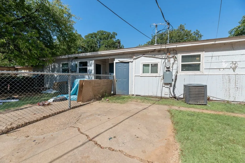 Duplex For Rent in Tarrant County , 2212 David Drive 2214, Fort Worth, Texas 76111, 2 Bedroom, 1 Bathroom, Garage spaces, 750 Sqft, built in 1953, mls#21364931, Real Estate Agent in Fort Worth, Homes For Rent in Tarrant county, Homes For Rent in Fort Worth, Realtor in Fort Worth Texas, Real Estate Brokerage Independent Realty Texas, Luminita Cordes Realtor