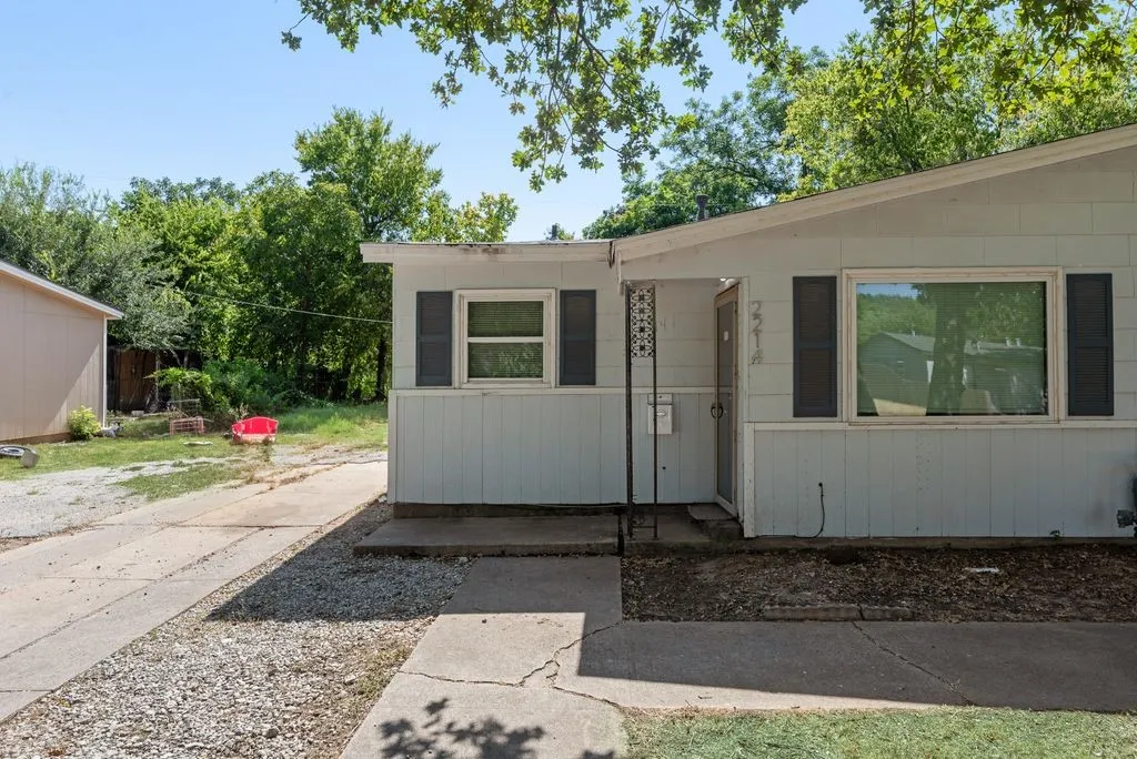 Duplex For Rent in Tarrant County , 2212 David Drive 2214, Fort Worth, Texas 76111, 2 Bedroom, 1 Bathroom, Garage spaces, 750 Sqft, built in 1953, mls#21364931, Real Estate Agent in Fort Worth, Homes For Rent in Tarrant county, Homes For Rent in Fort Worth, Realtor in Fort Worth Texas, Real Estate Brokerage Independent Realty Texas, Luminita Cordes Realtor