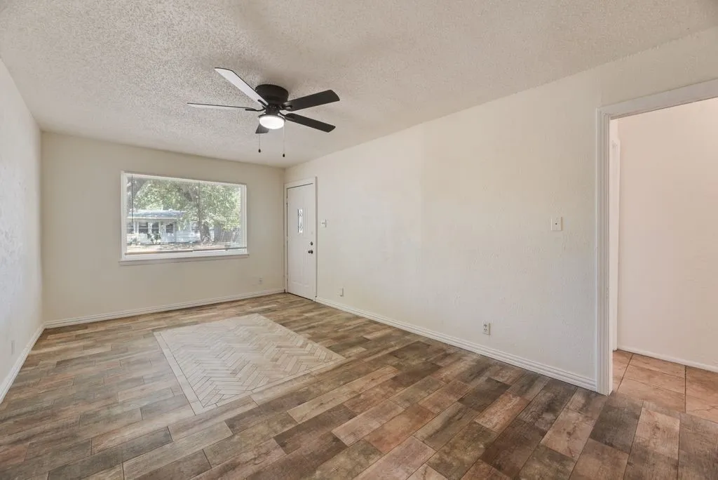 Duplex For Rent in Tarrant County , 2212 David Drive 2214, Fort Worth, Texas 76111, 2 Bedroom, 1 Bathroom, Garage spaces, 750 Sqft, built in 1953, mls#21364931, Real Estate Agent in Fort Worth, Homes For Rent in Tarrant county, Homes For Rent in Fort Worth, Realtor in Fort Worth Texas, Real Estate Brokerage Independent Realty Texas, Luminita Cordes Realtor