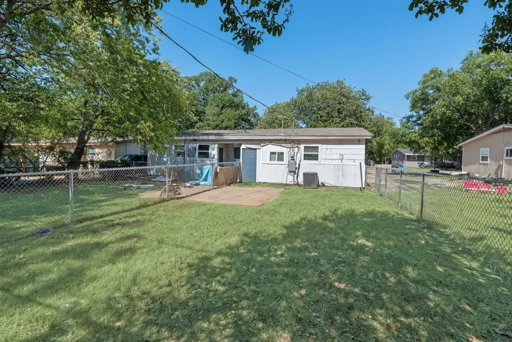 Duplex For Rent in Tarrant County , 2212 David Drive 2214, Fort Worth, Texas 76111, 2 Bedroom, 1 Bathroom, Garage spaces, 750 Sqft, built in 1953, mls#21364931, Real Estate Agent in Fort Worth, Homes For Rent in Tarrant county, Homes For Rent in Fort Worth, Realtor in Fort Worth Texas, Real Estate Brokerage Independent Realty Texas, Luminita Cordes Realtor