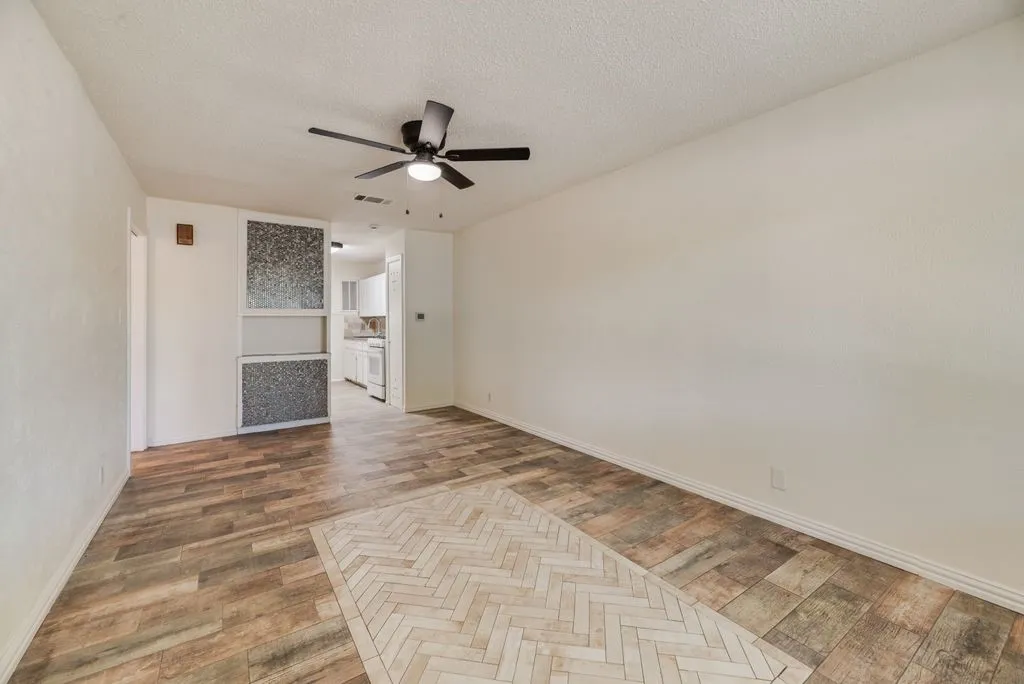Duplex For Rent in Tarrant County , 2212 David Drive 2214, Fort Worth, Texas 76111, 2 Bedroom, 1 Bathroom, Garage spaces, 750 Sqft, built in 1953, mls#21364931, Real Estate Agent in Fort Worth, Homes For Rent in Tarrant county, Homes For Rent in Fort Worth, Realtor in Fort Worth Texas, Real Estate Brokerage Independent Realty Texas, Luminita Cordes Realtor