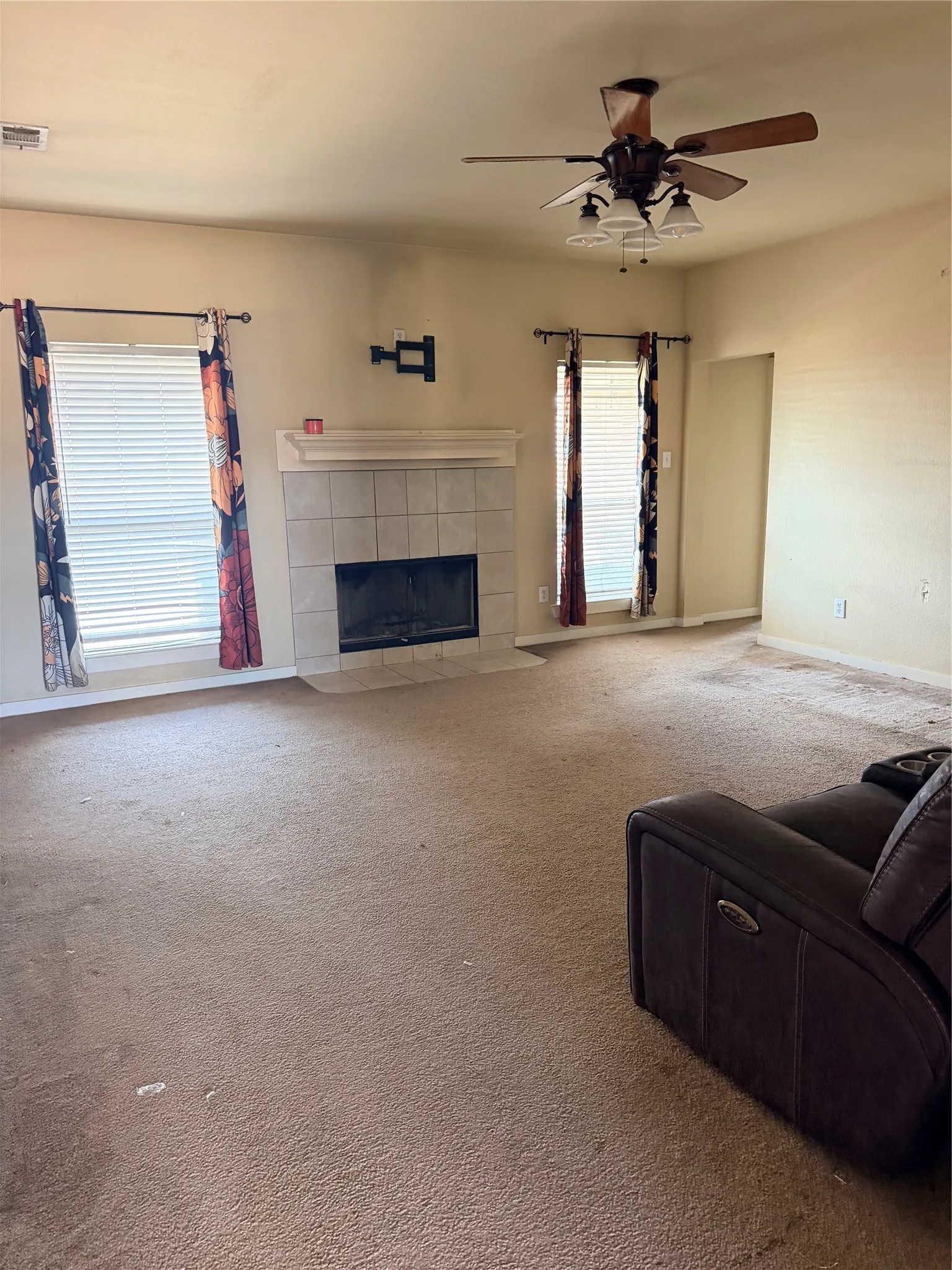 Single Family Residence For Sale in Ellis County , 10257 Norrell Road, Venus, Texas 76084, 3 Bedroom, 2 Bathroom, 5 Garage spaces, 1,875 Sqft, built in 2005, mls#21363419, Real Estate Agent in Venus, Homes For Sale in Ellis county, Homes For Sale in Venus, Realtor in Venus Texas, Real Estate Brokerage Independent Realty Texas, Luminita Cordes Realtor